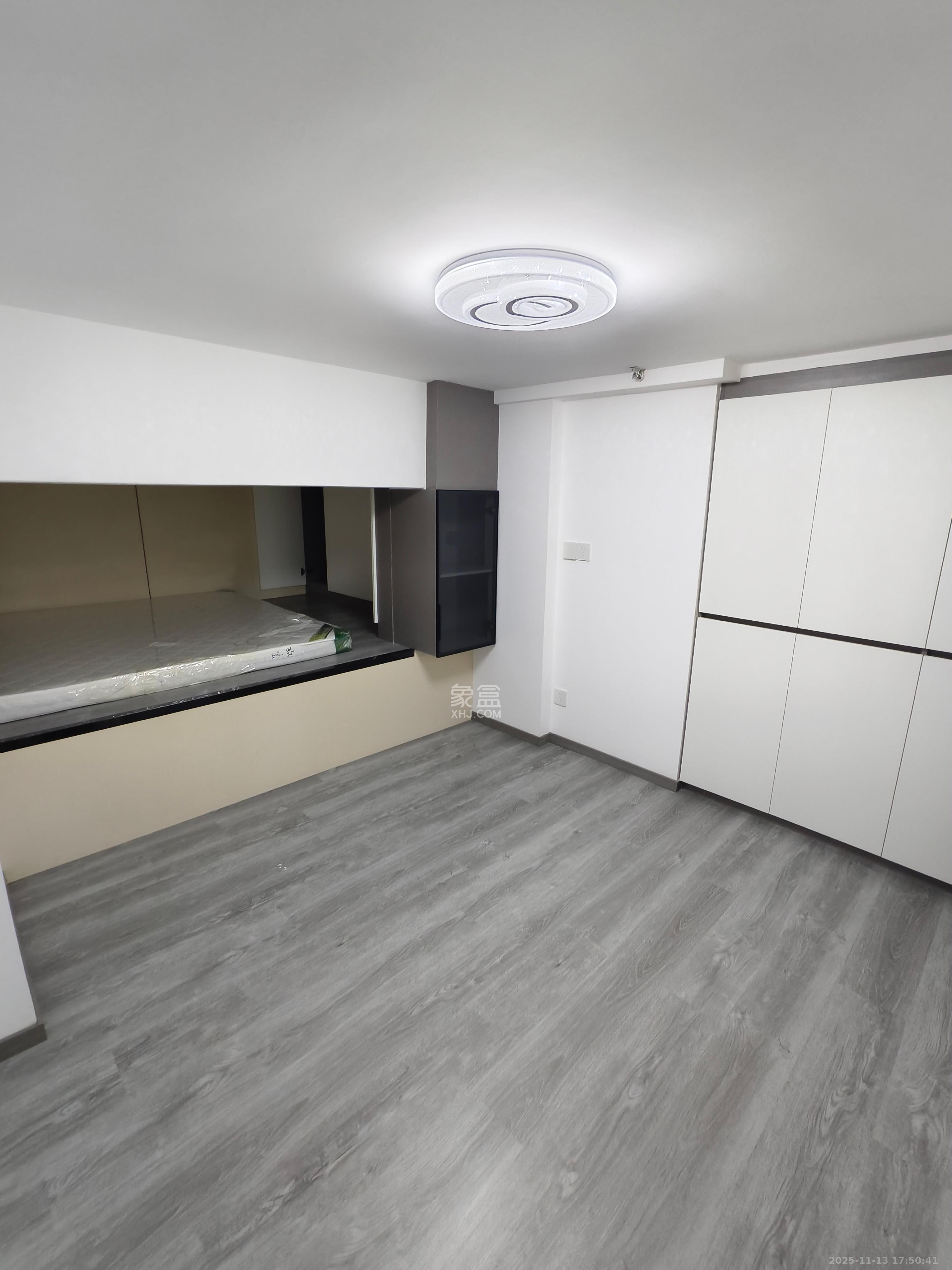 绿地V岛  2室1厅1卫    2600.0元/月室内图