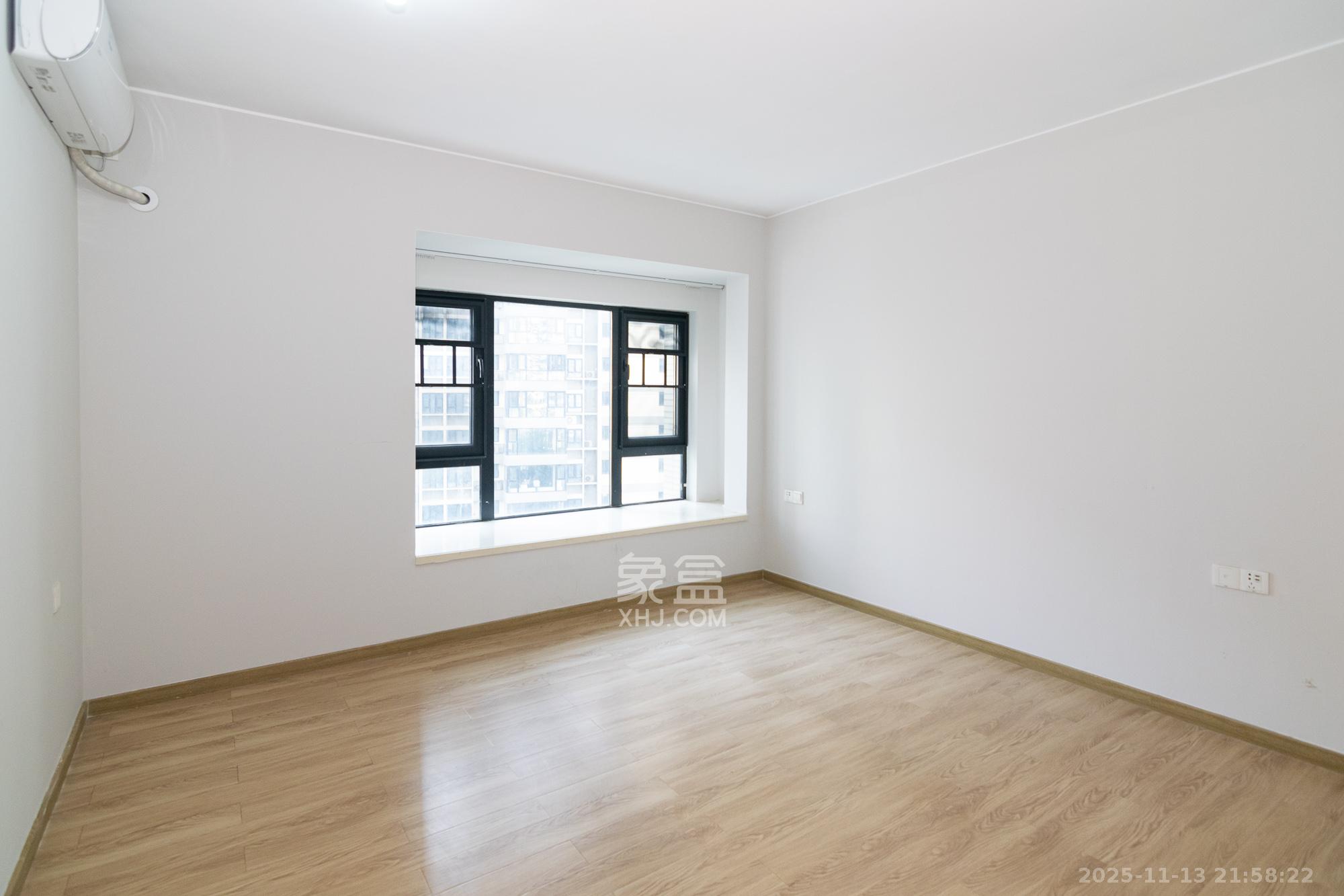 时代年华  4室2厅2卫    100.0万卧室