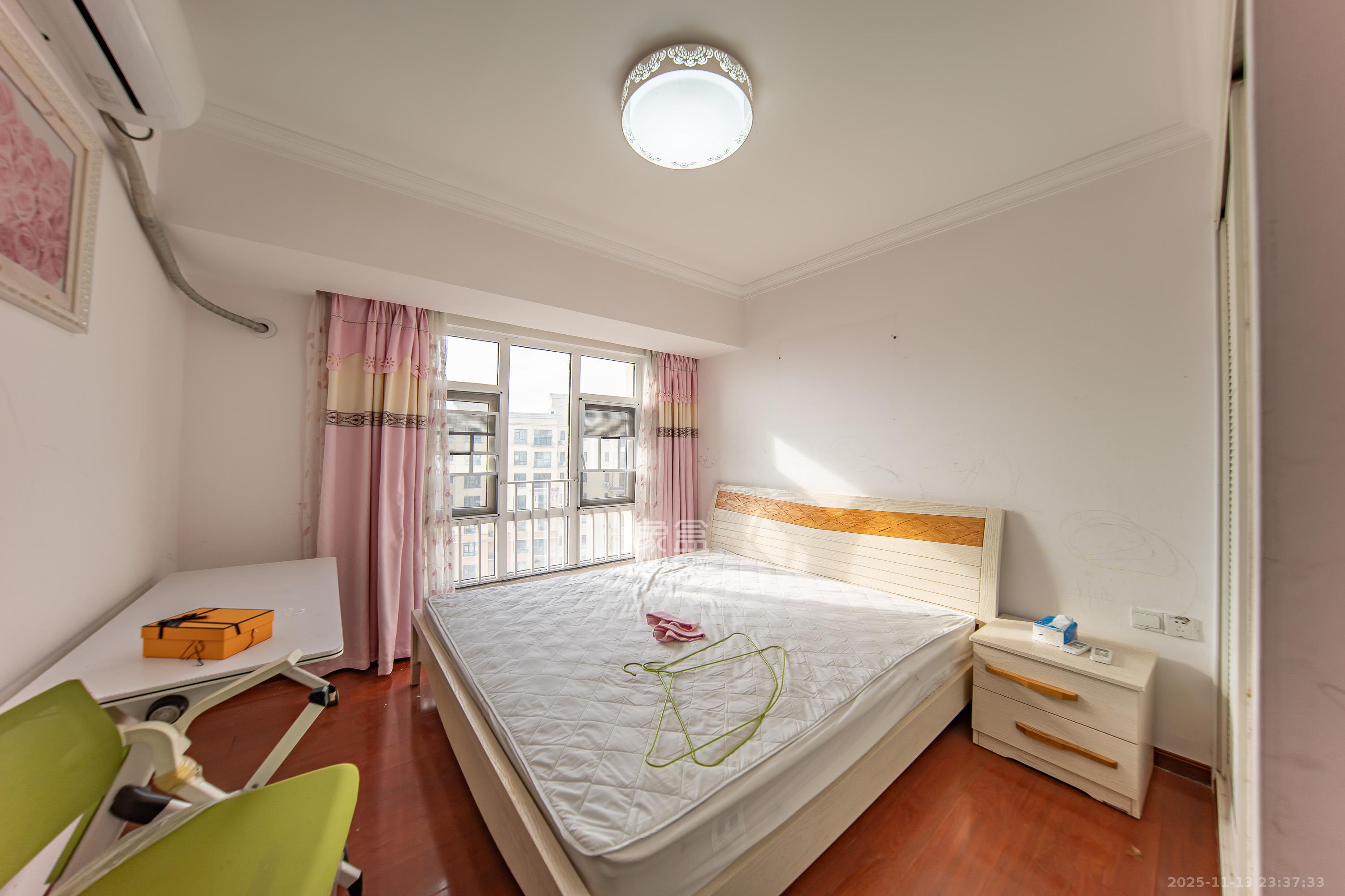 米兰春天  3室2厅1卫    70.0万卧室