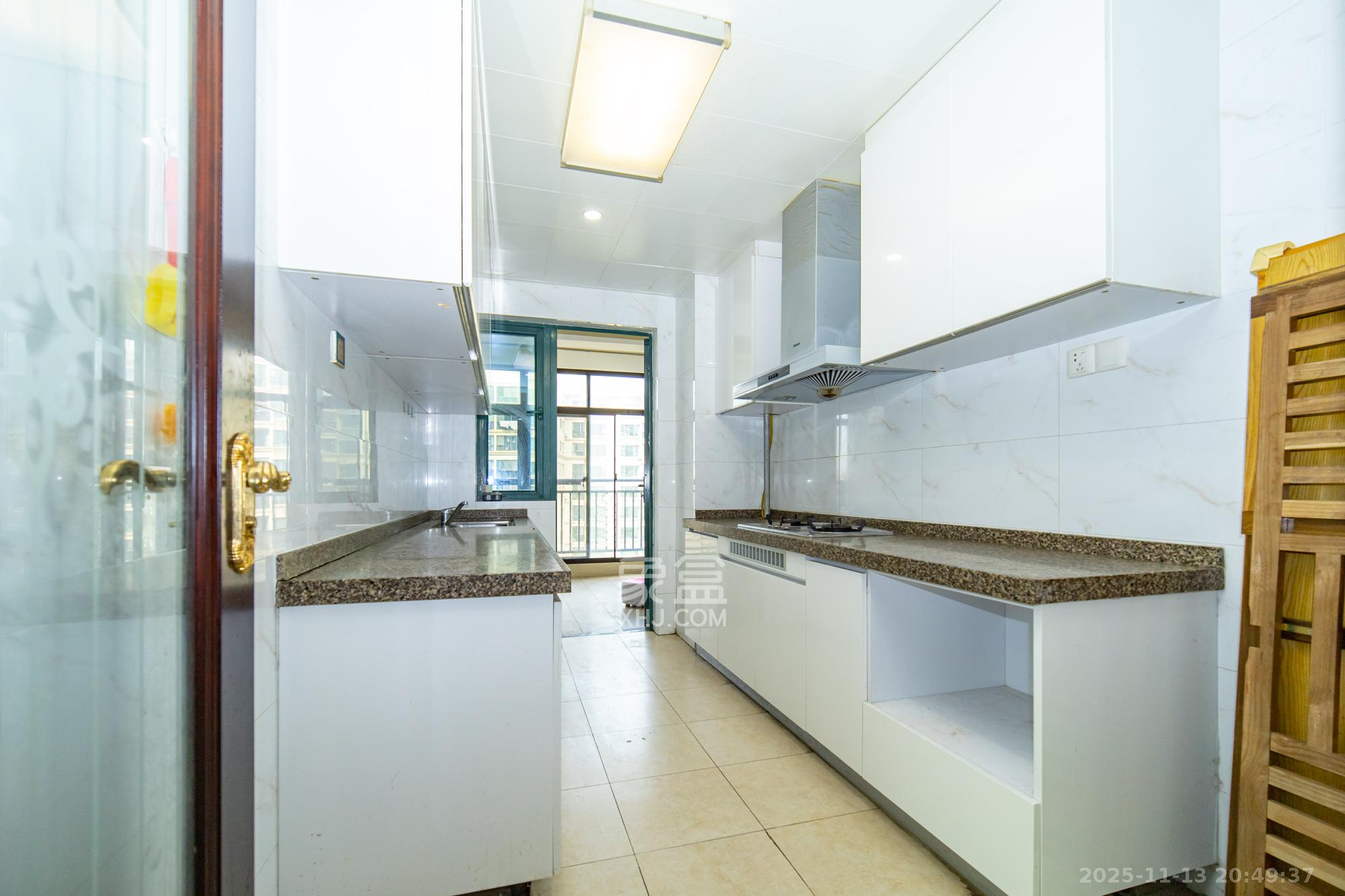 恒大翡翠华庭  3室2厅2卫    87.0万厨房