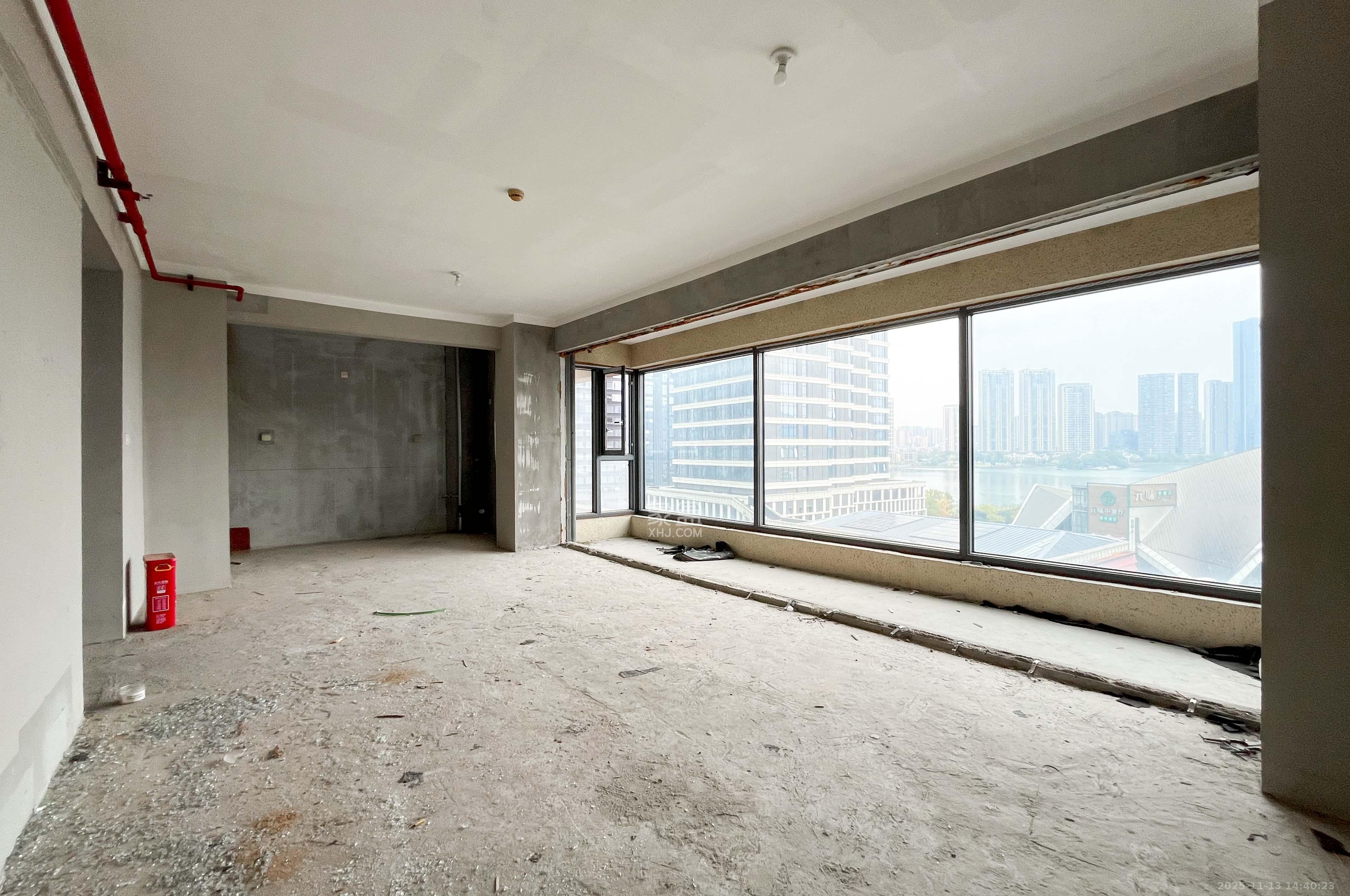 卓越浅水湾 4室2厅2卫 270.0万 卓越浅水湾 4室2厅2卫 270.0万客厅