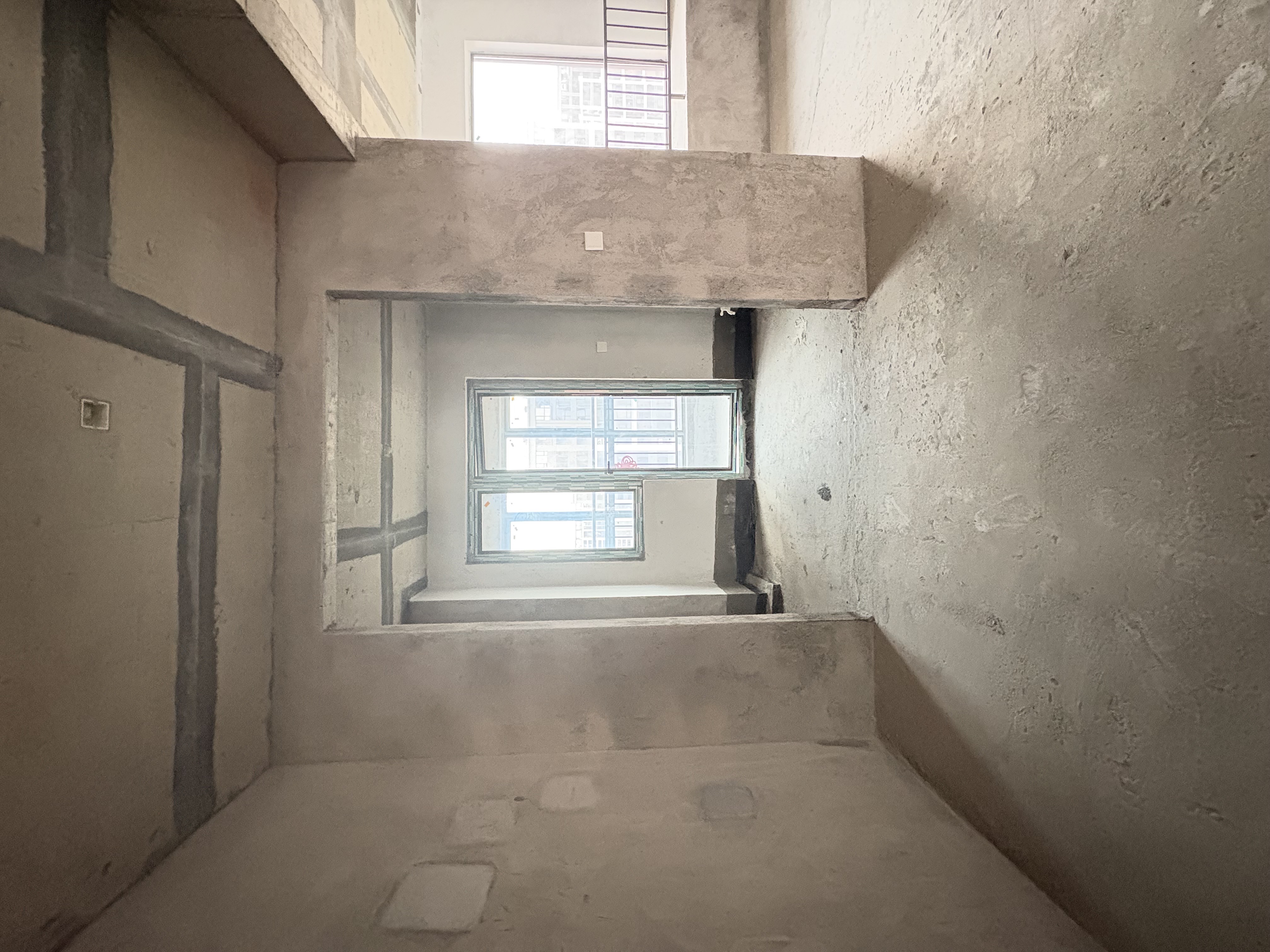 融冠蜜城  5室2厅2卫    80.0万客厅