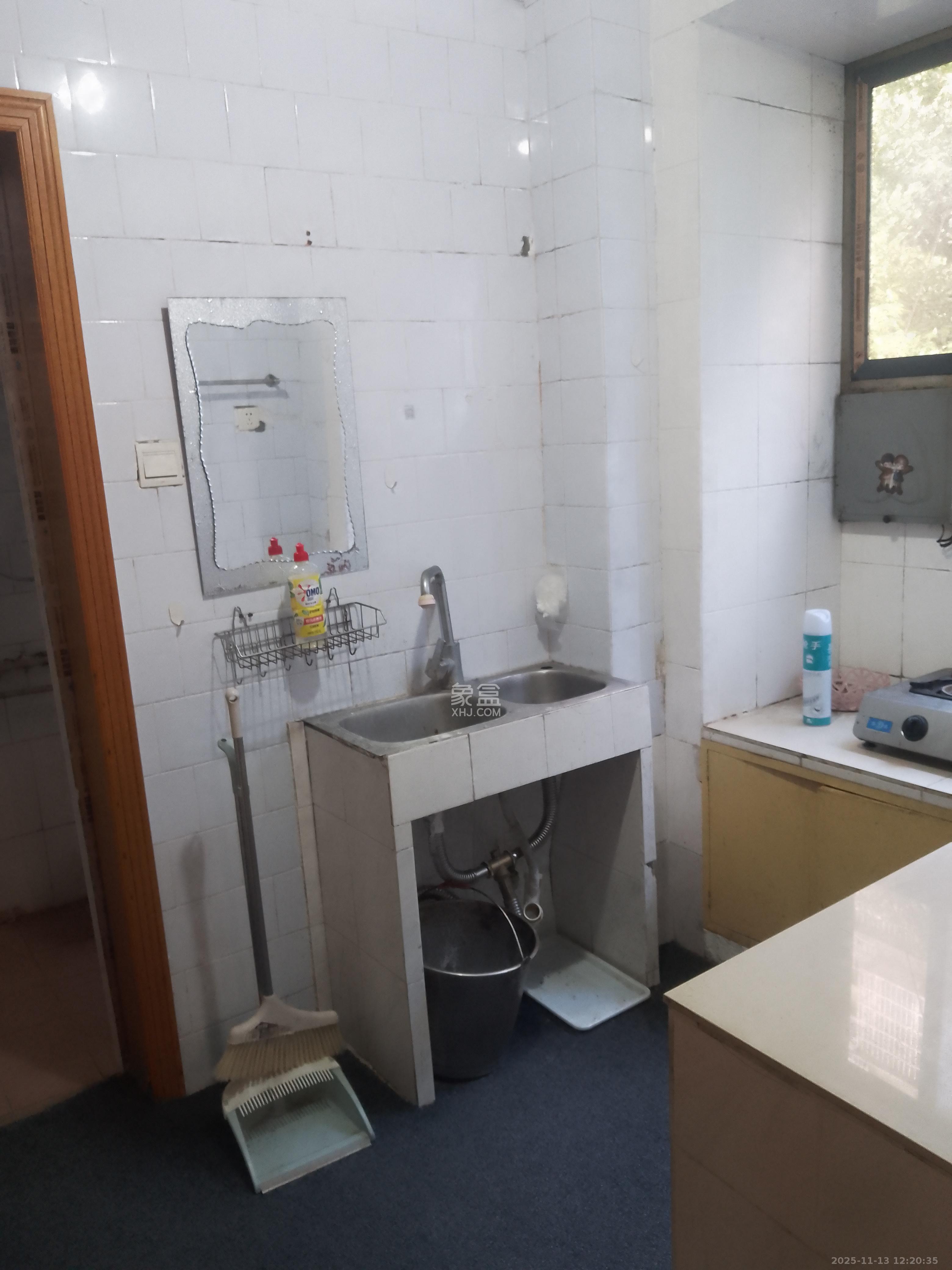 向东南社区  1室1厅1卫    1300.0元/月室内图