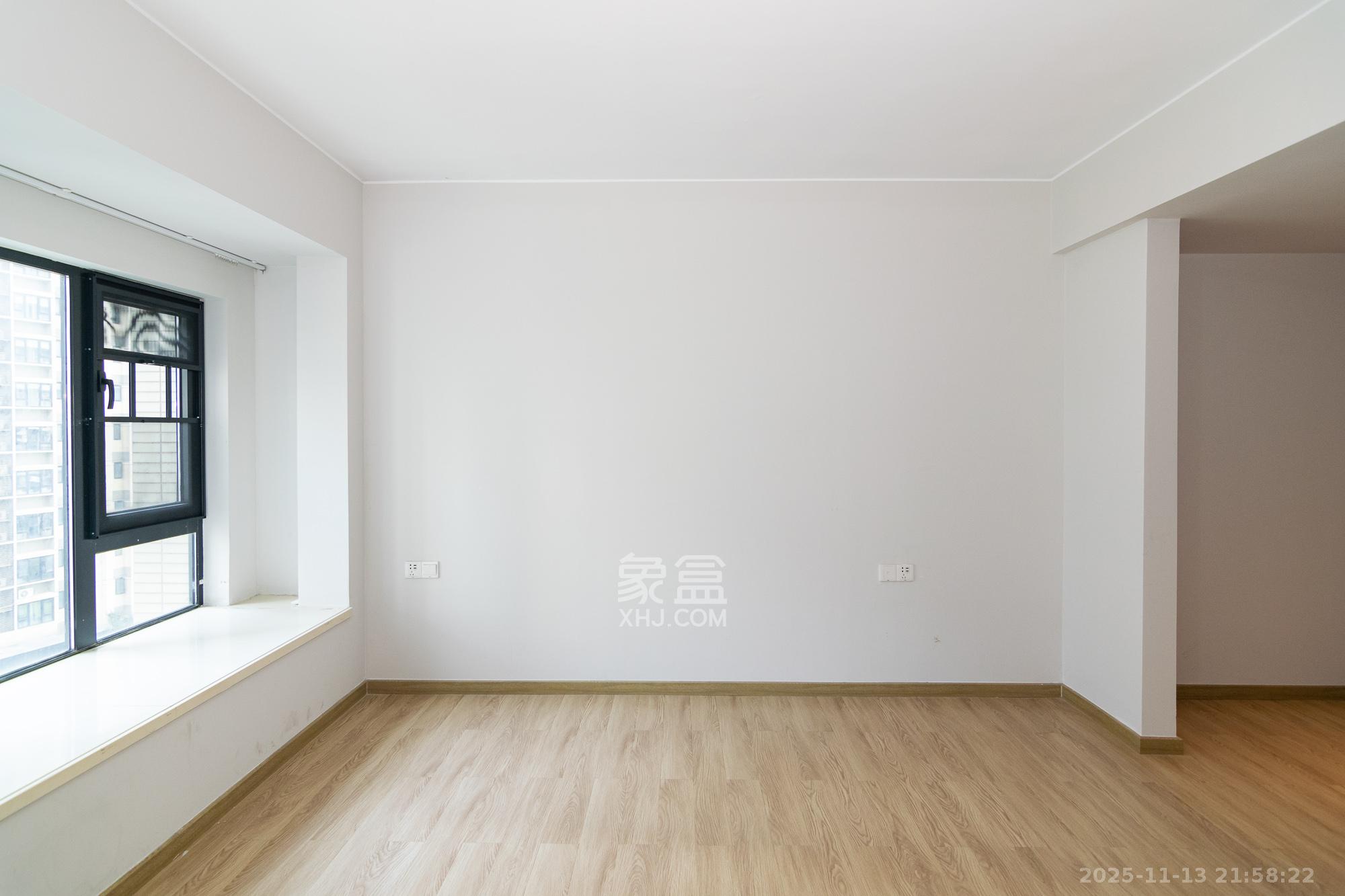 时代年华  4室2厅2卫    100.0万卧室