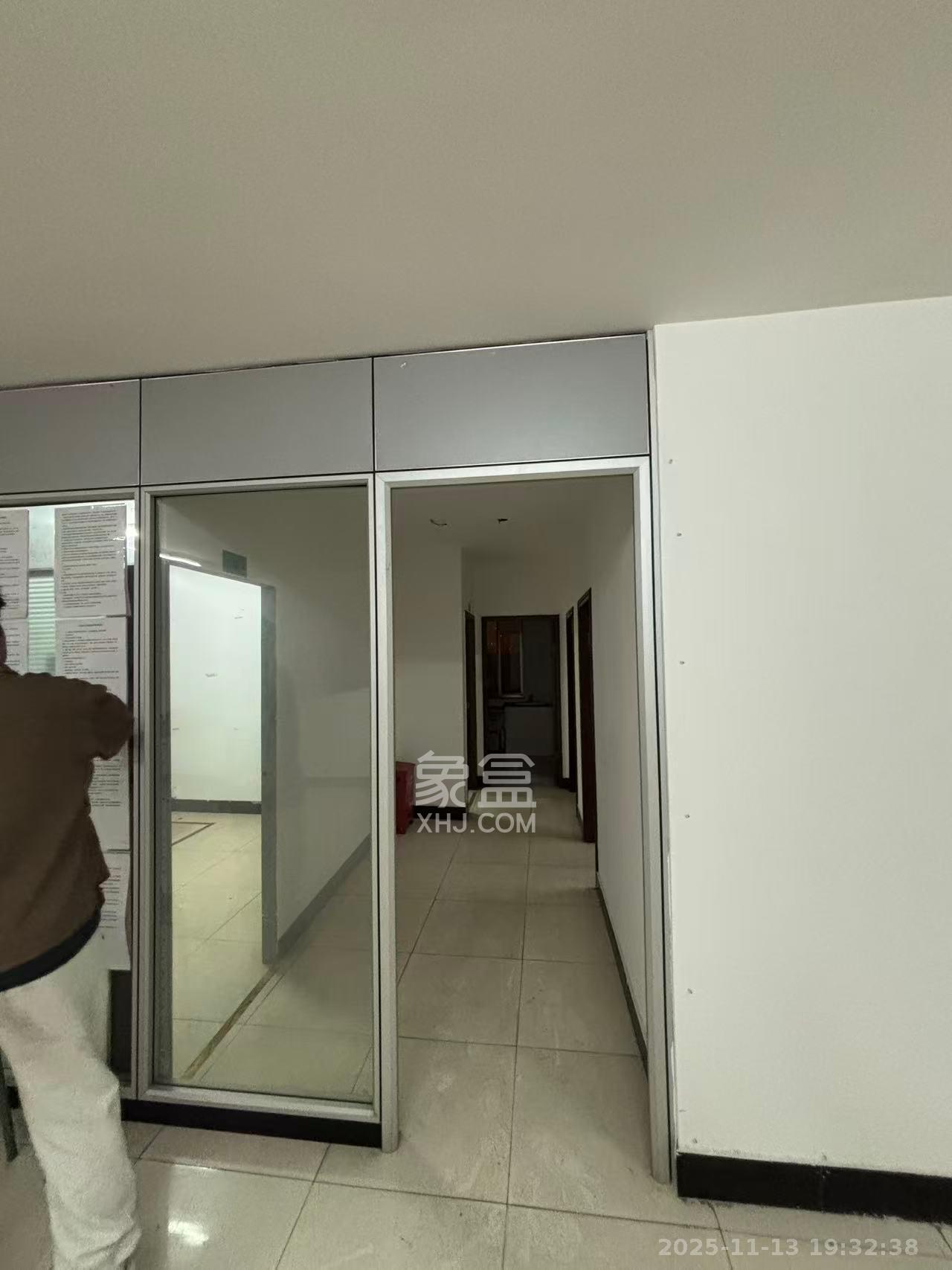 城开大厦  4室2厅2卫    3000.0元/月