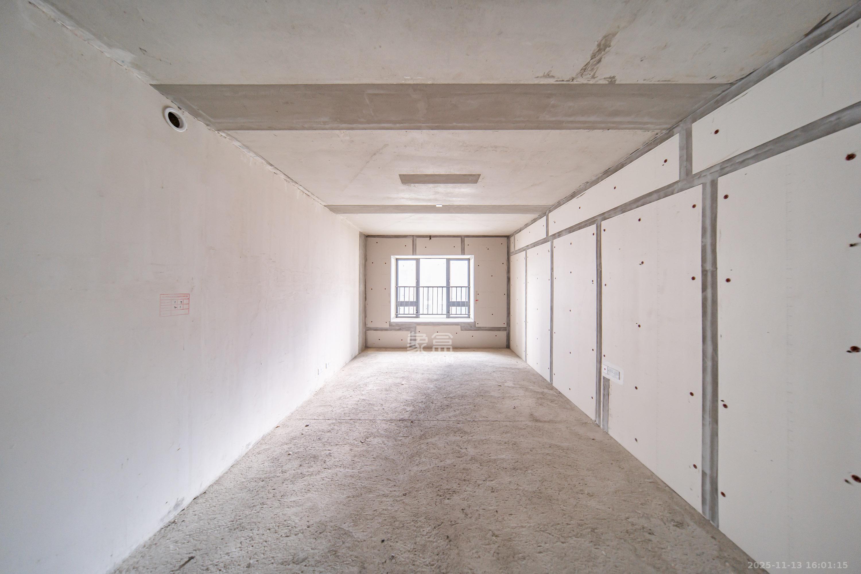 城发恒伟东风映1897  4室2厅2卫    340.0万客厅