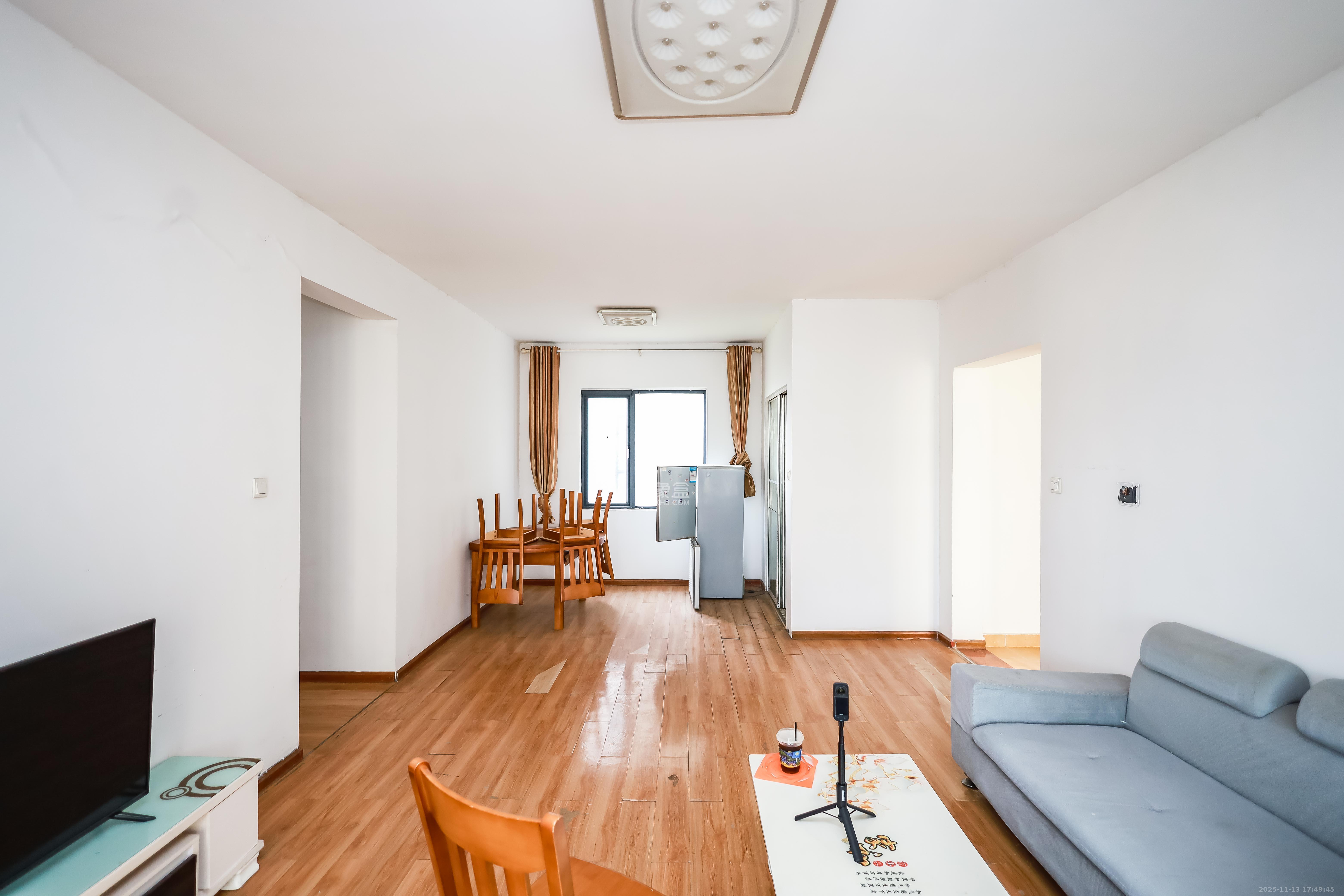 莱茵城  3室2厅2卫    85.8万客厅