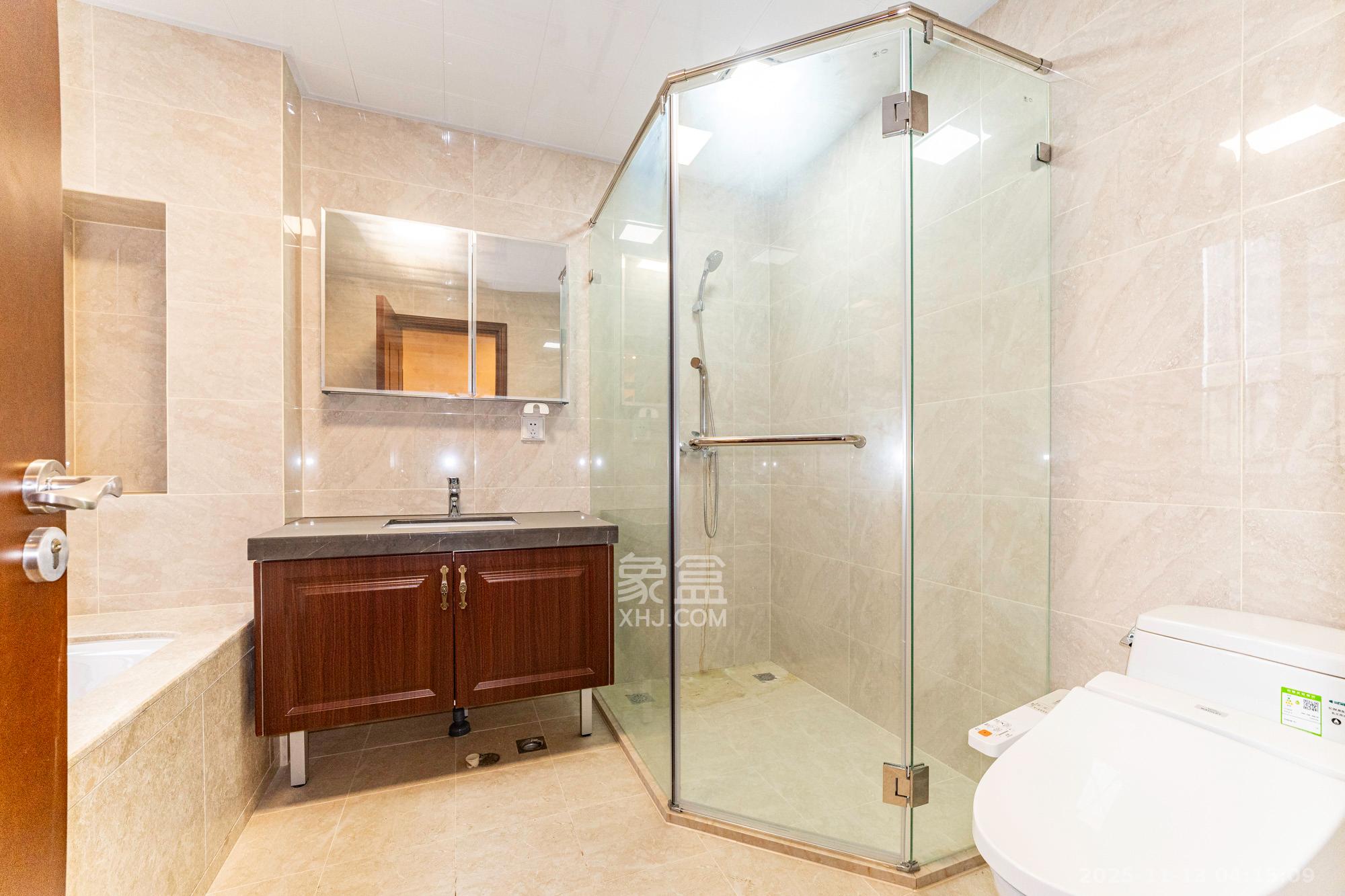 运达锦绣广场  5室2厅3卫    280.0万卫生间