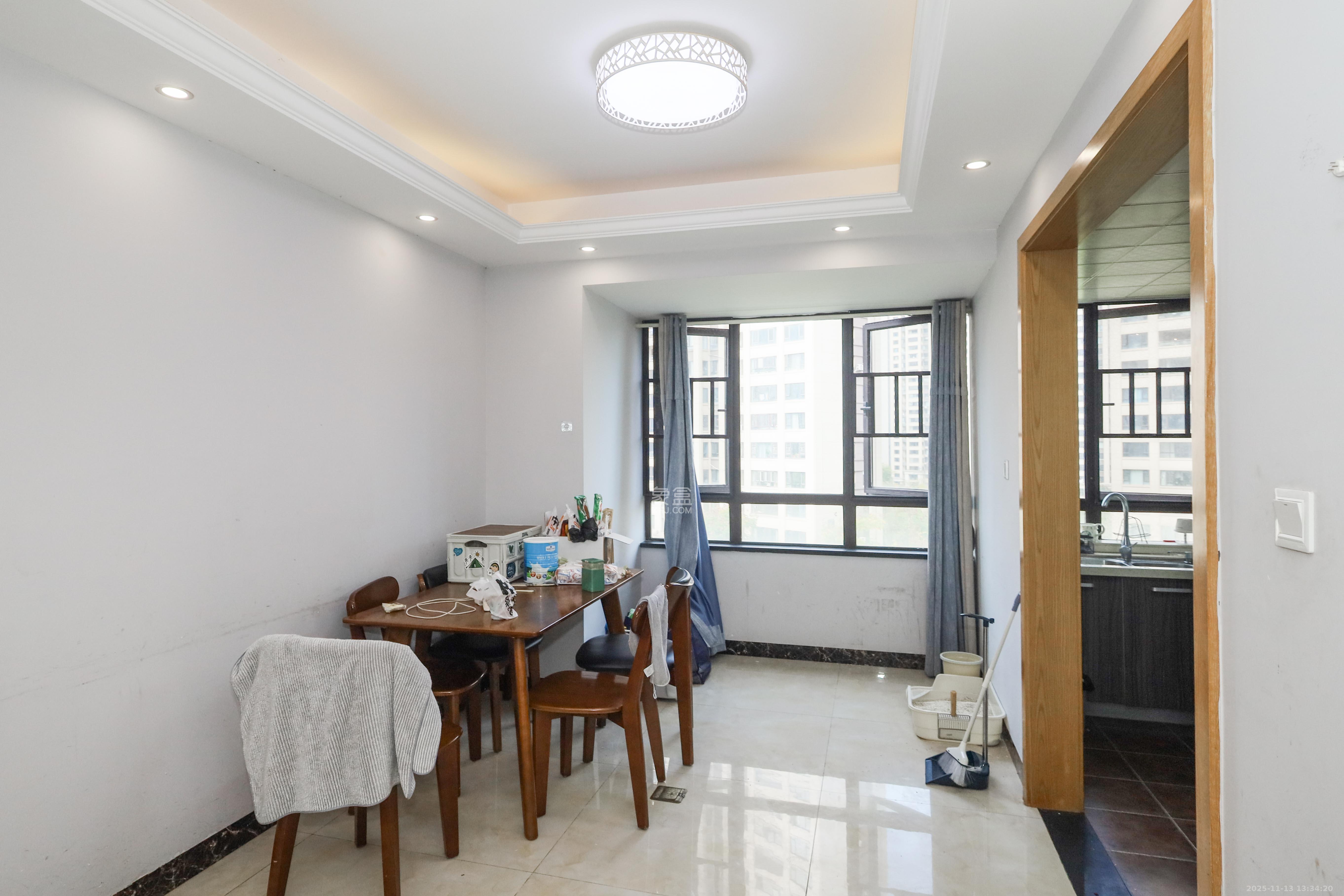 和泓梅溪四季  3室2厅1卫    138.0万客厅