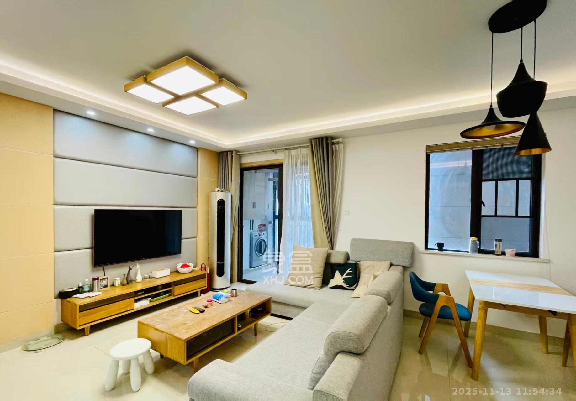 华润置地广场一期  3室2厅2卫    2200.0元/月