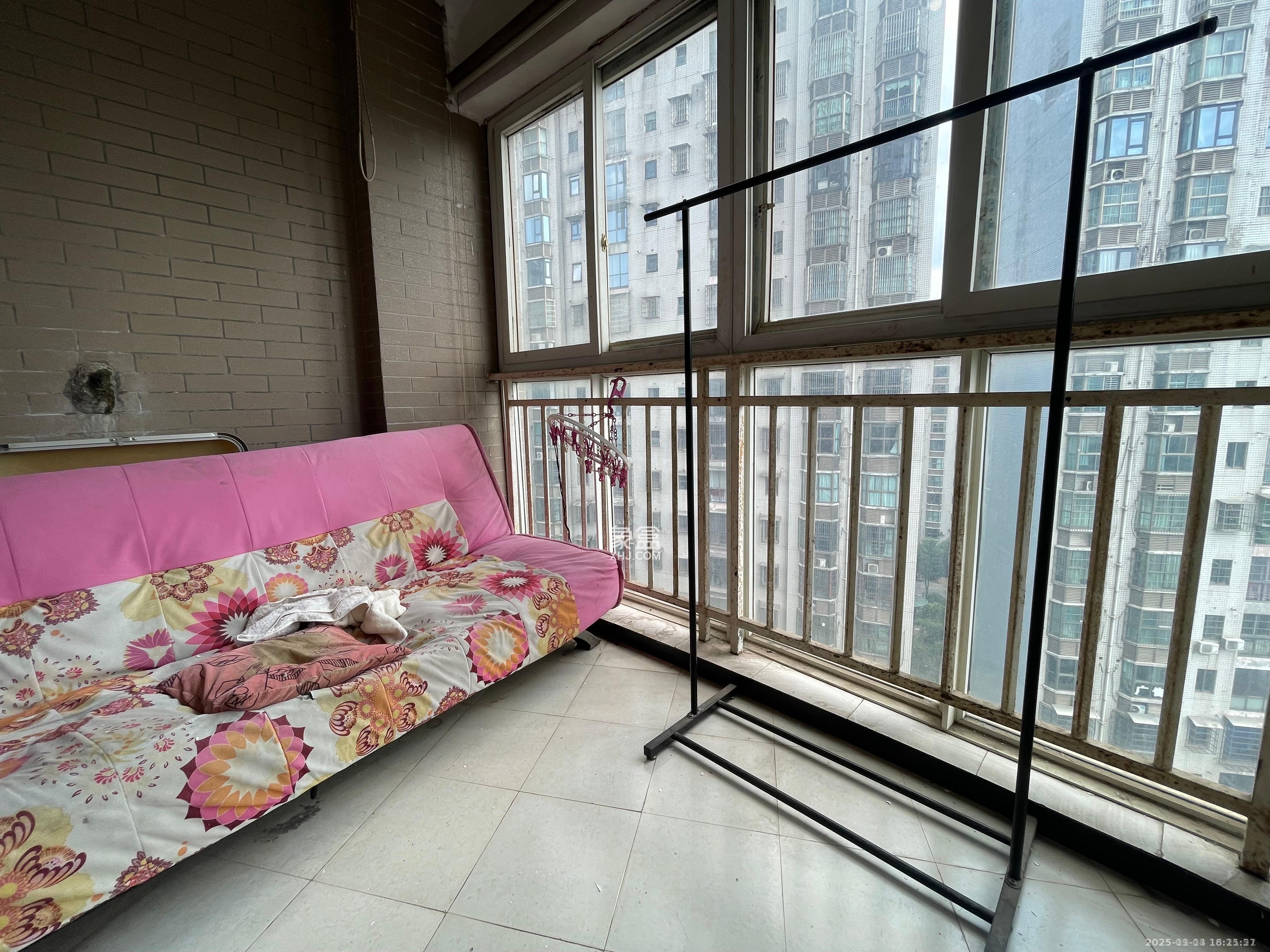 未来现代城  1室2厅1卫    1350.0元/月室内图