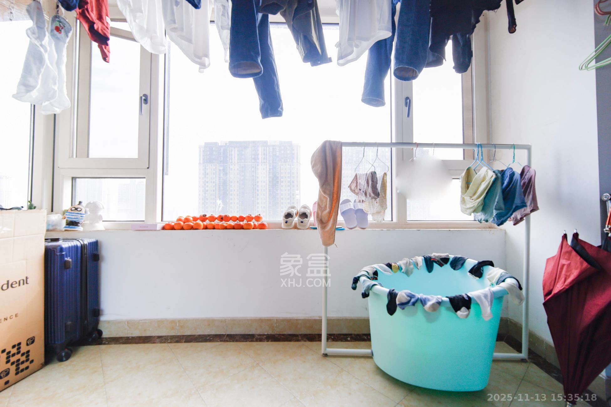 五江天街南区  3室2厅1卫    80.0万阳台