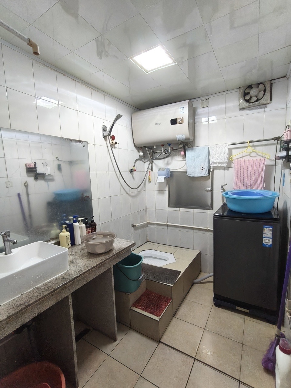 海鸿大厦  3室2厅2卫    110.0万客厅