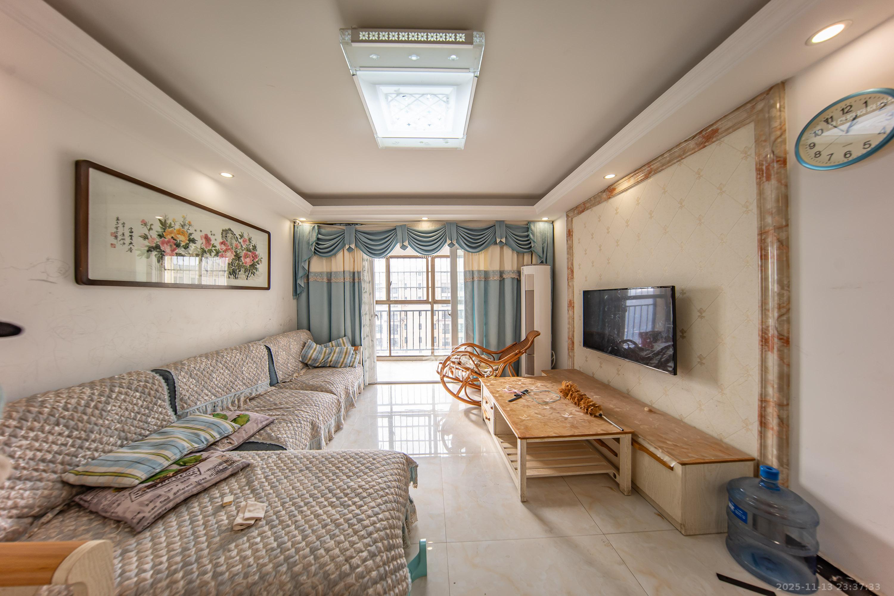 米兰春天  3室2厅1卫    70.0万客厅