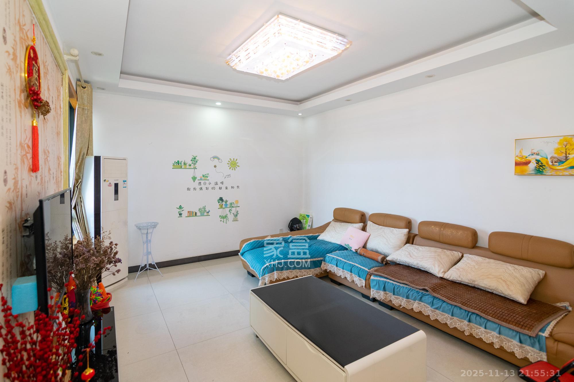 联诚国际城  3室2厅1卫    46.8万客厅