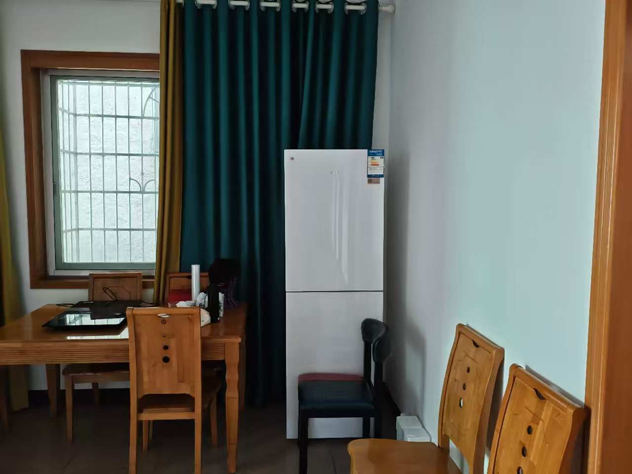 桃花仑居委会  1室2厅2卫    30.8万客厅