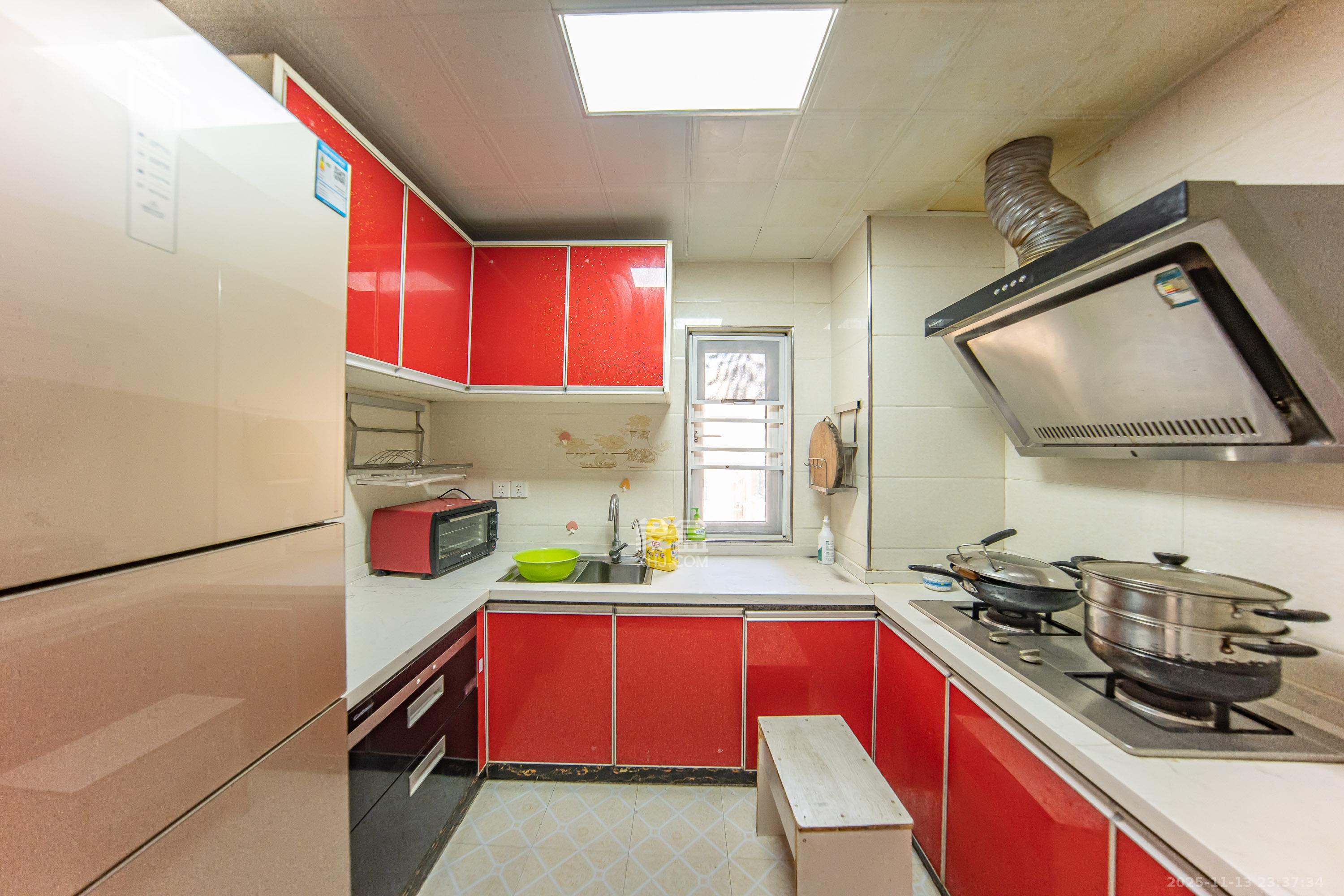 米兰春天 3室2厅1卫 70.0万 米兰春天 3室2厅1卫 70.0万厨房