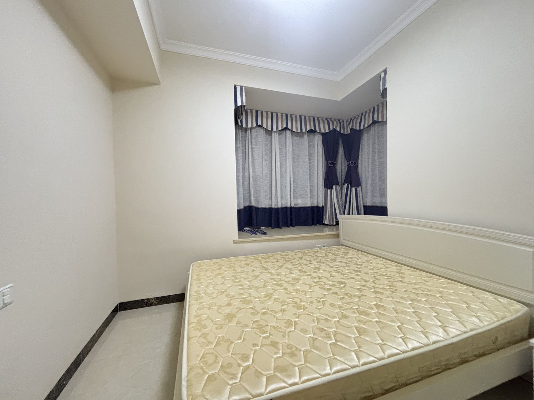 中弘西岸首府  2室2厅1卫    2000.0元/月