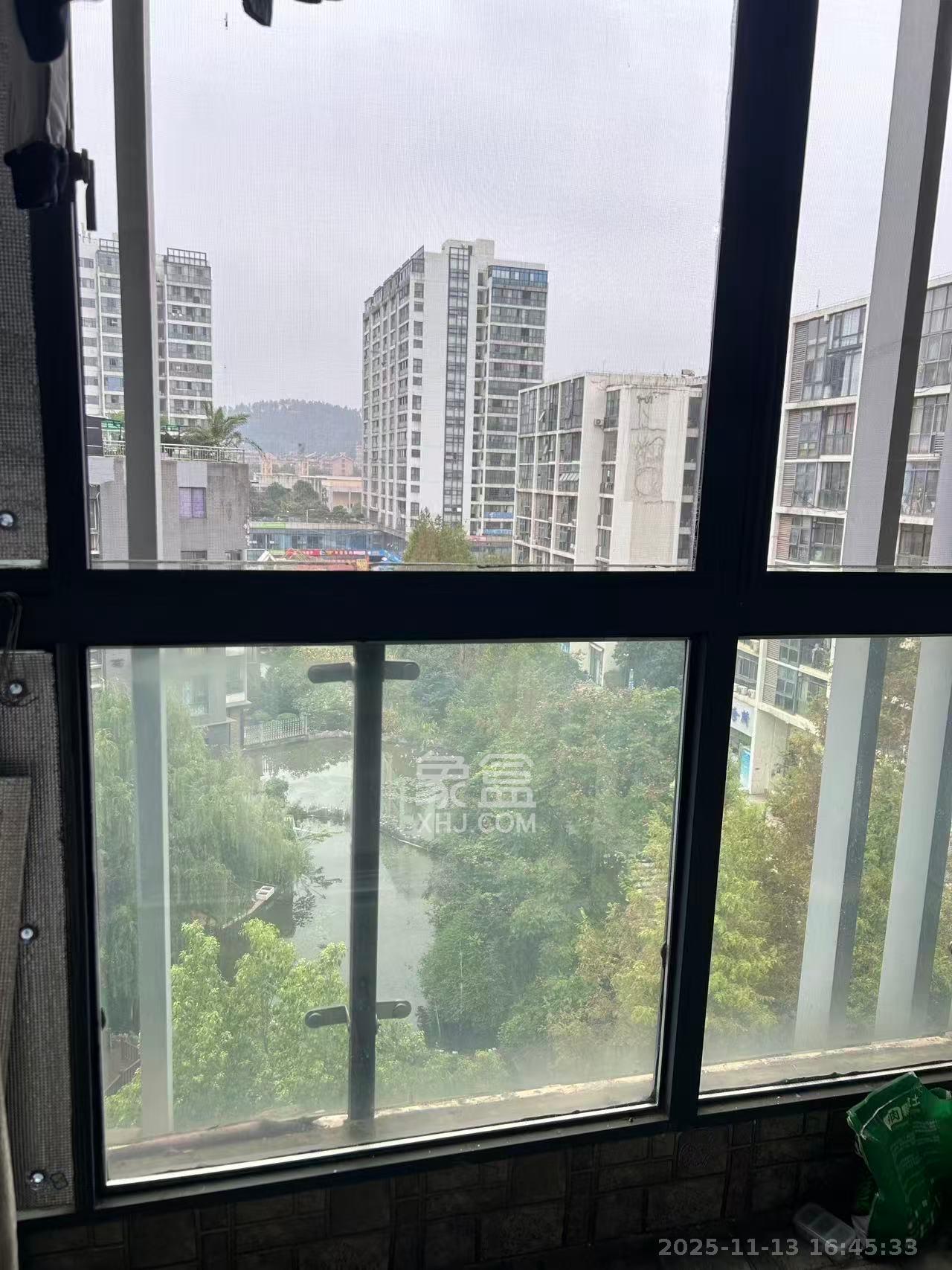 阳光100三期  3室2厅1卫    2600.0元/月室内图