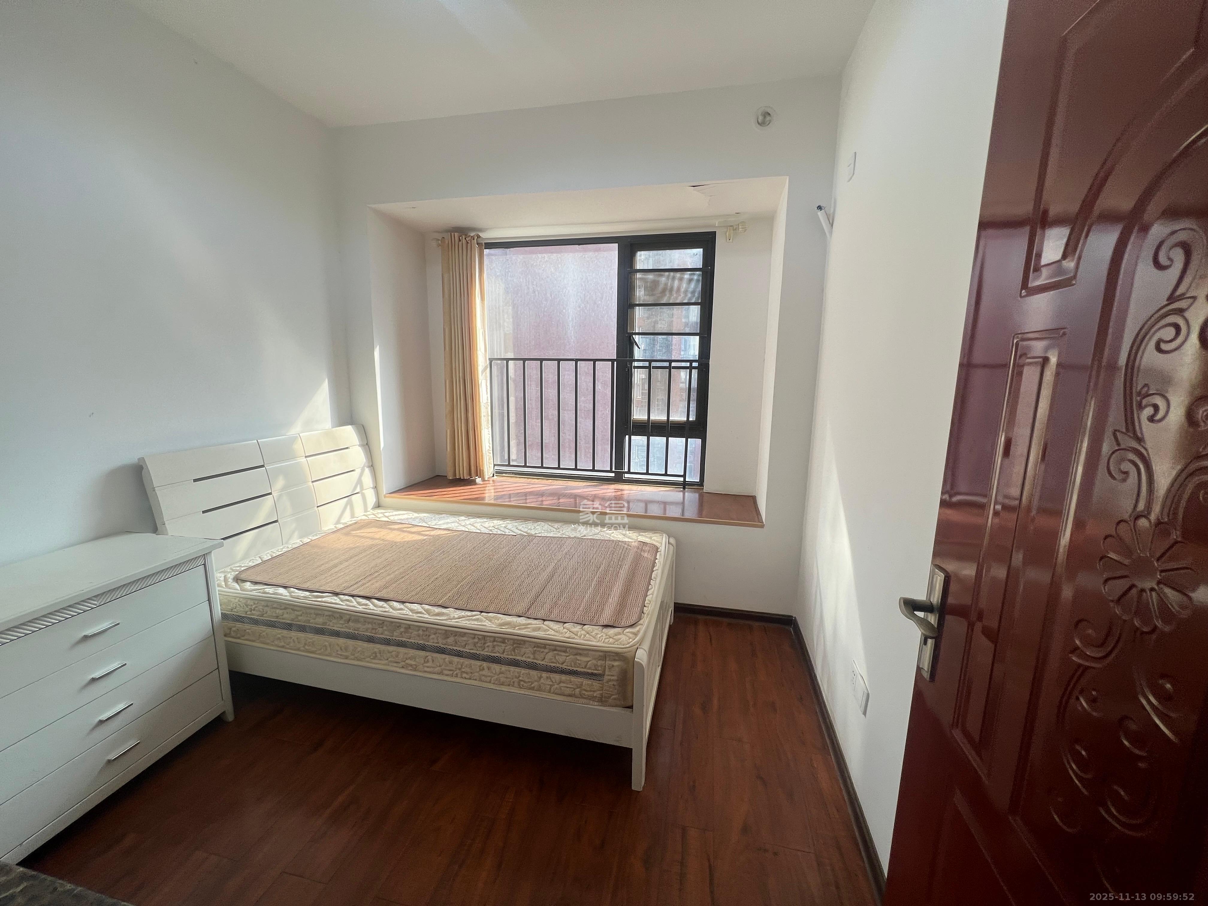 华润凤凰城二期  3室2厅1卫    2000.0元/月室内图