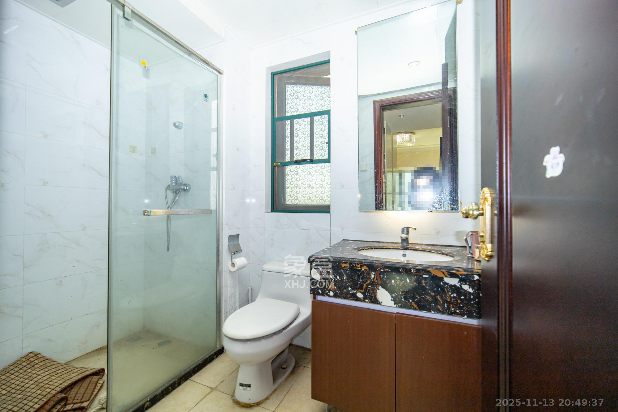 恒大翡翠华庭  3室2厅2卫    87.0万卫生间