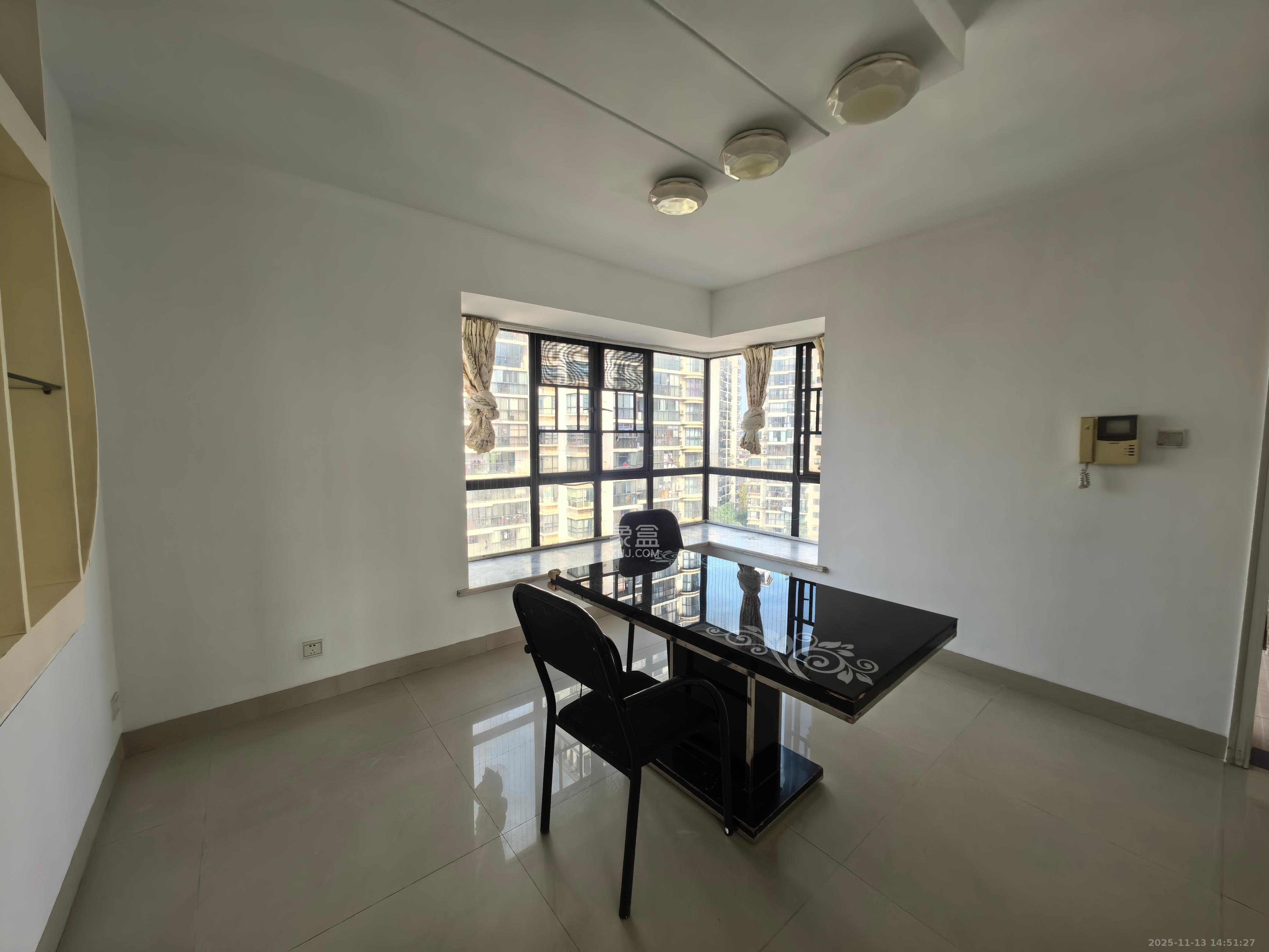 裕丰新城国际  3室2厅2卫    58.8万客厅