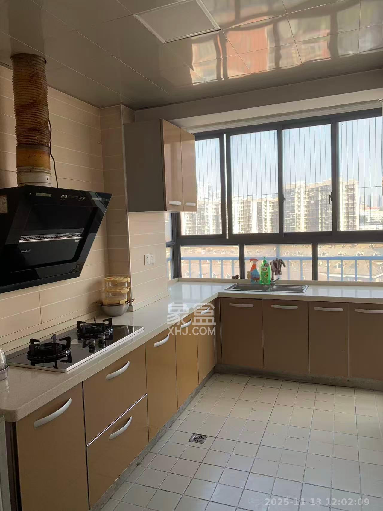 莲湖汽配城  3室2厅2卫    2500.0元/月