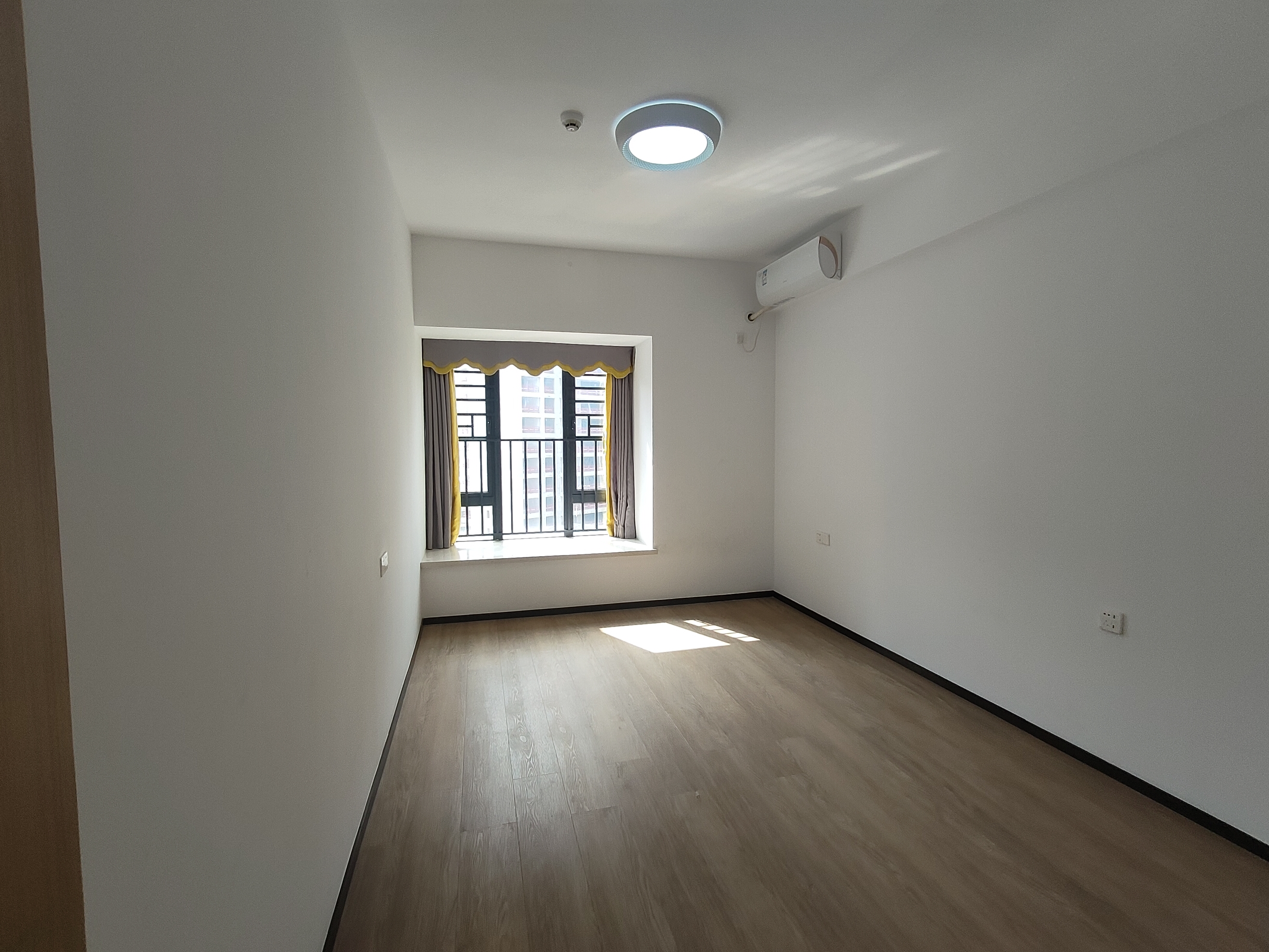 华润中心二期东悦府 3室2厅2卫 350.0万 华润中心二期东悦府 3室2厅2卫 350.0万客厅