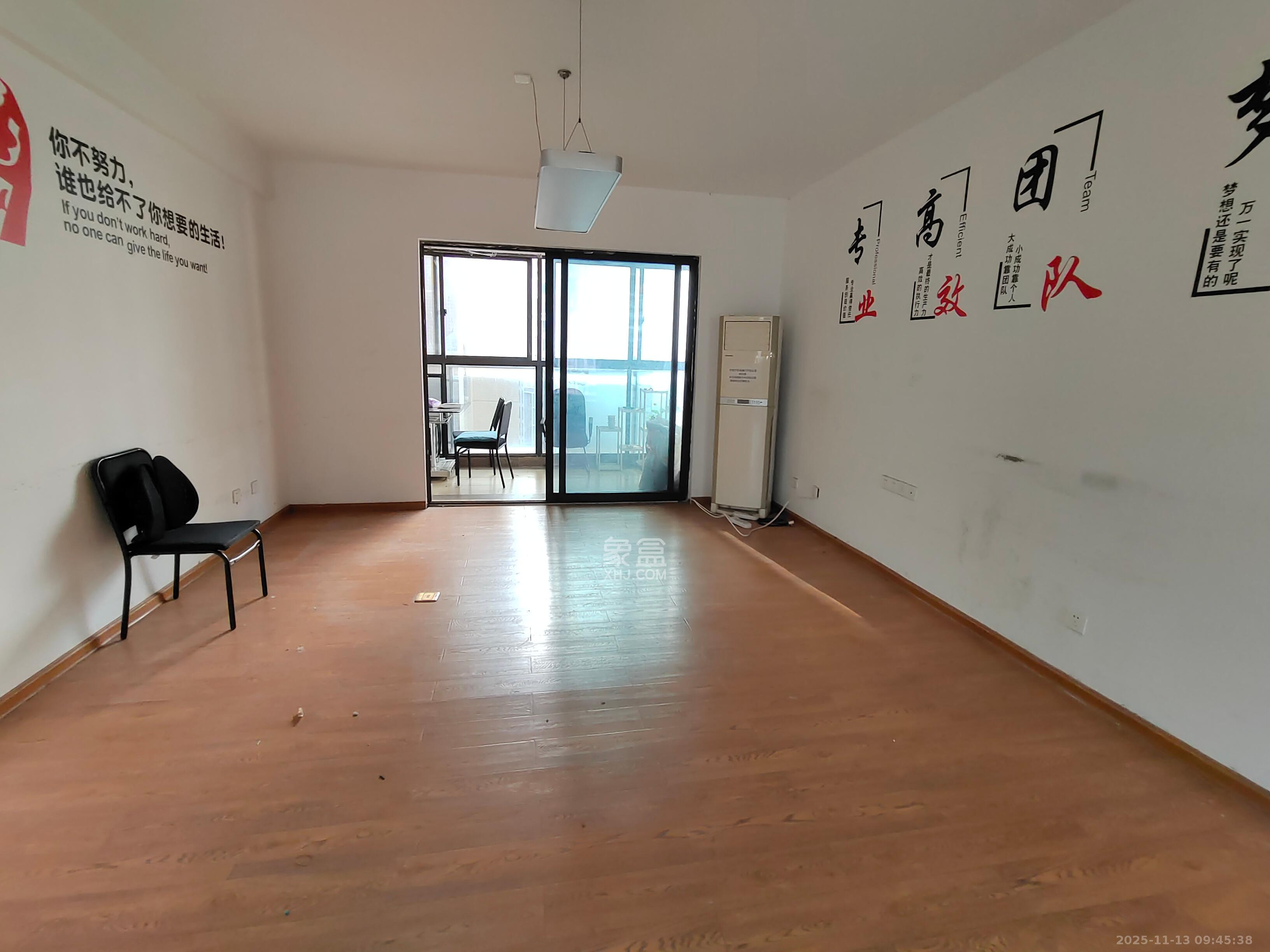 达美D6区  4室1厅2卫    3900.0元/月室内图