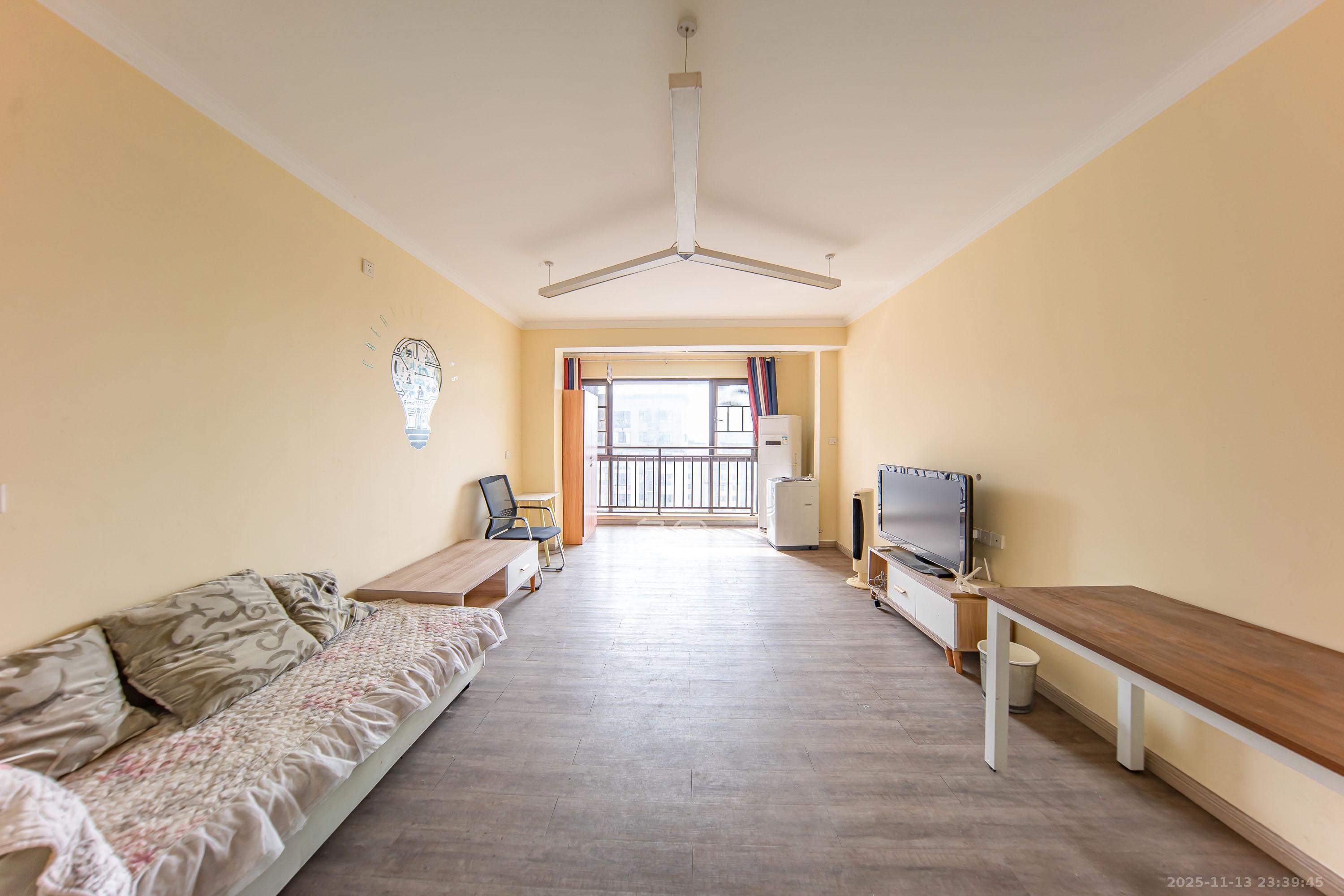 北大资源理想家园  4室2厅2卫    125.0万客厅