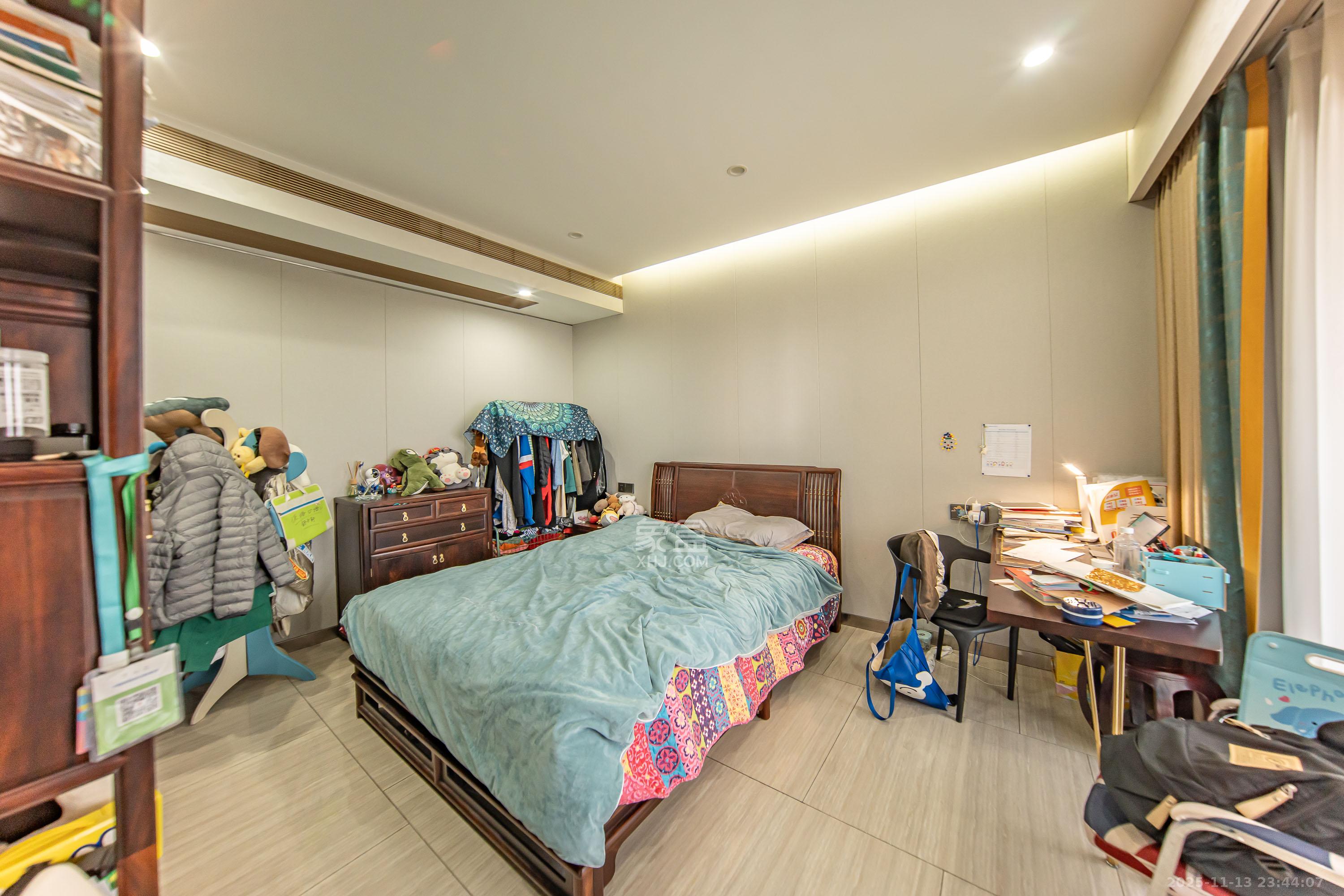 珠江颐德公馆  4室2厅2卫    380.0万卧室