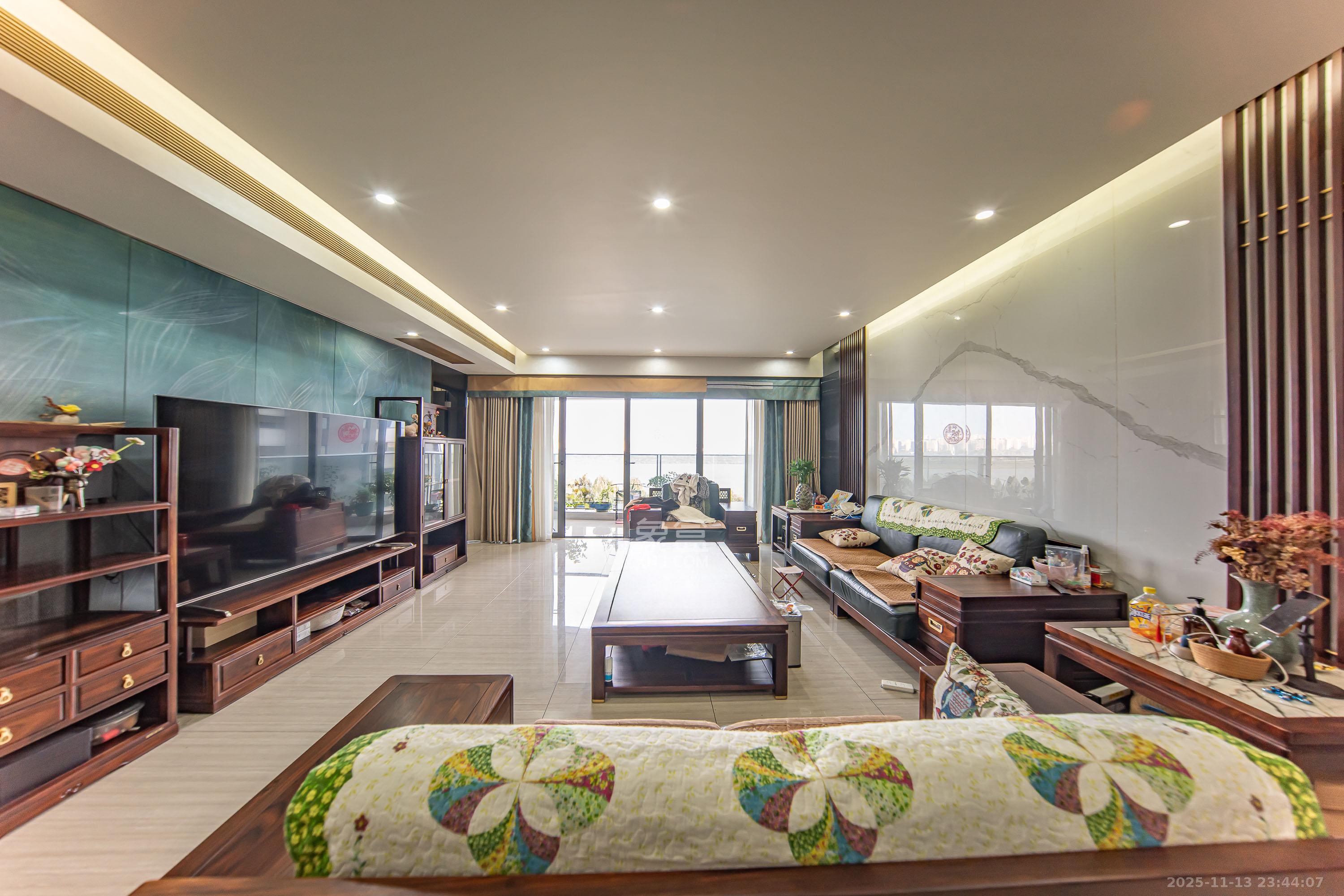 珠江颐德公馆  4室2厅2卫    380.0万客厅