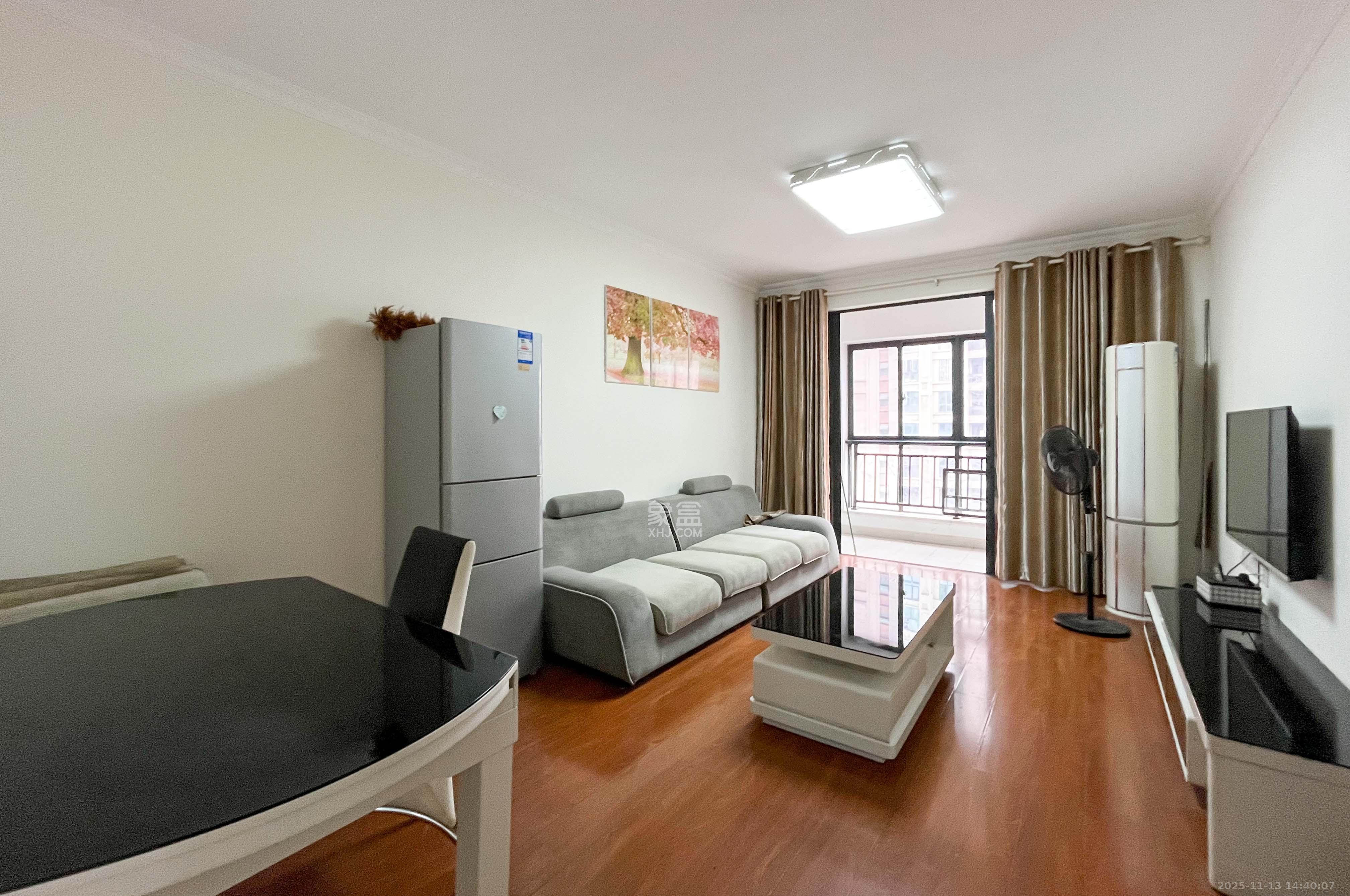 中海梅溪湖壹号  3室2厅1卫    120.0万客厅