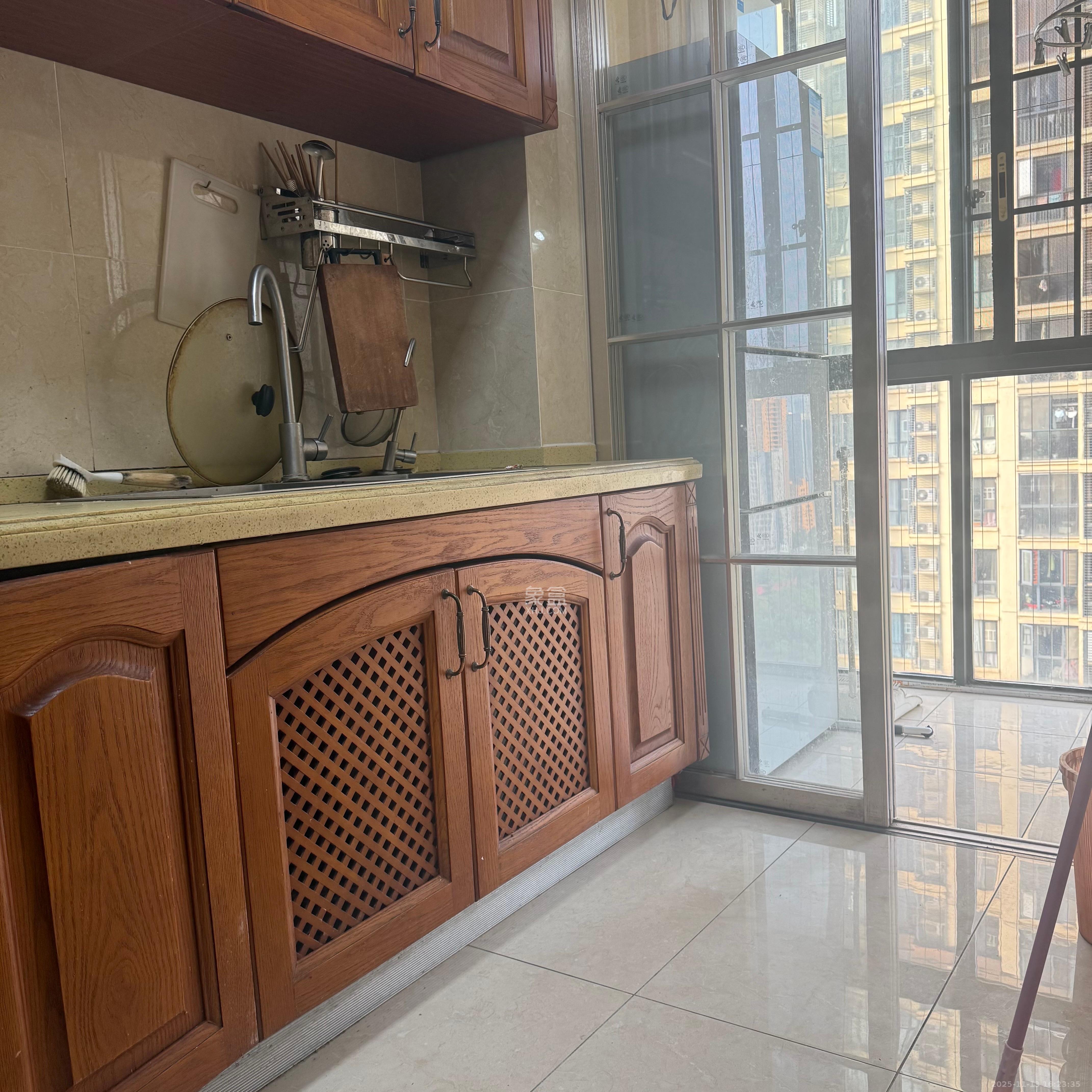 蓝光幸福满庭  3室2厅1卫    2300.0元/月室内图