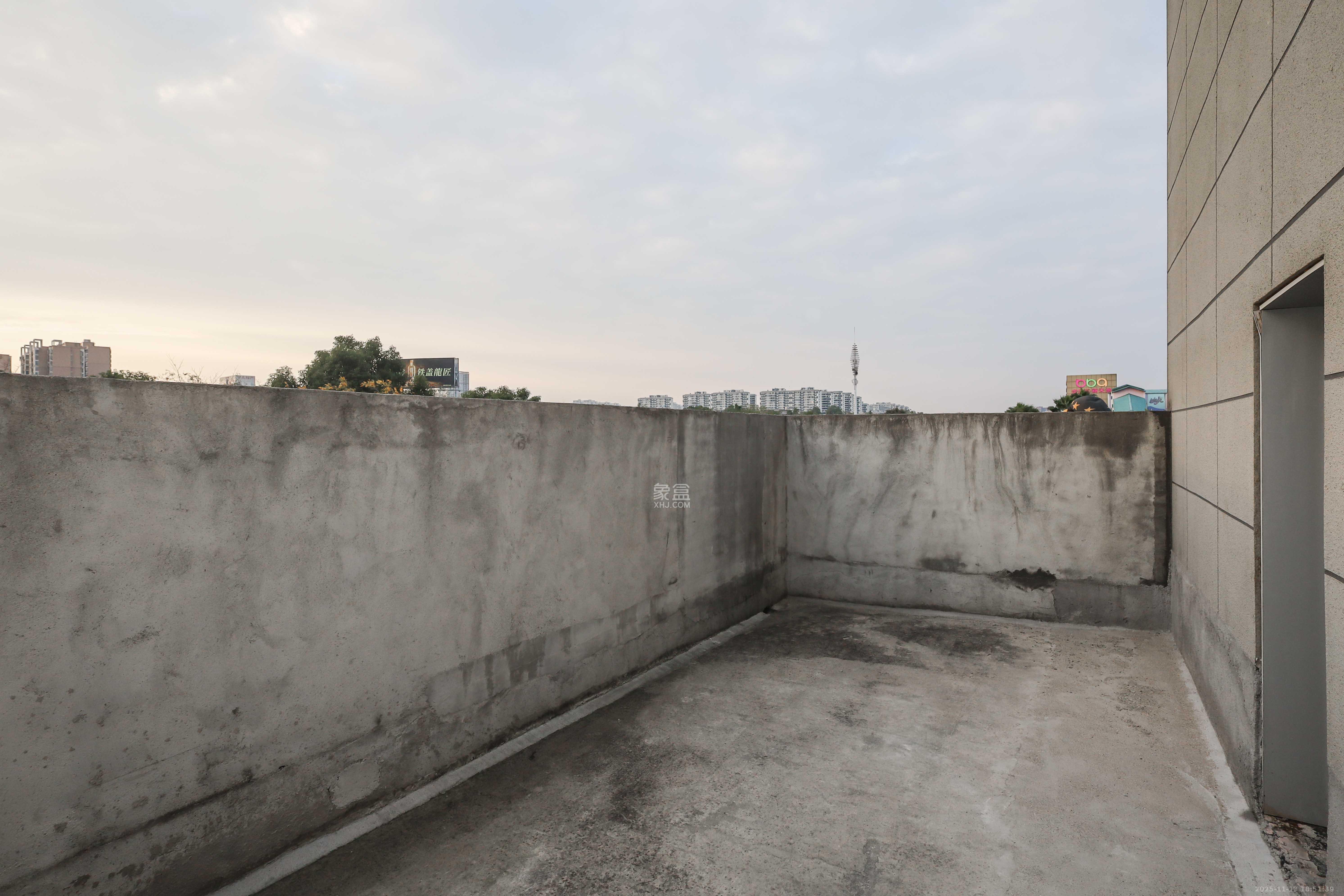 步步高梅溪新天地二期(步步高梅溪嘉苑) 4室2厅2卫 110.0万 步步高梅溪新天地二期(步步高梅溪嘉苑) 4室2厅2卫 110.0万阳台