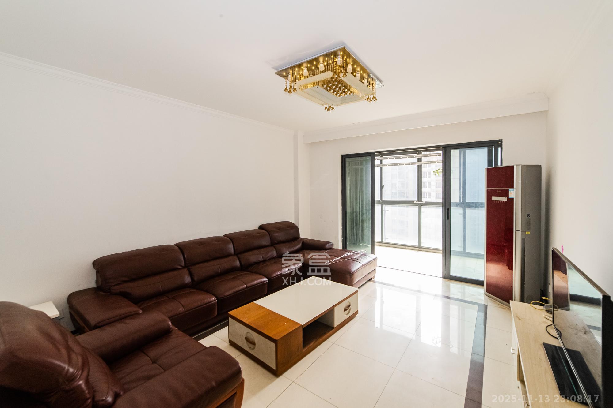 珠江花城二期扶水岸  3室2厅2卫    96.0万客厅