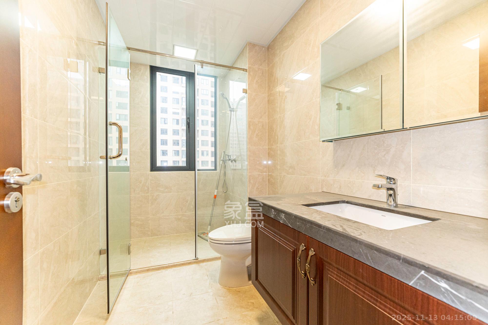 运达锦绣广场  5室2厅3卫    280.0万卫生间