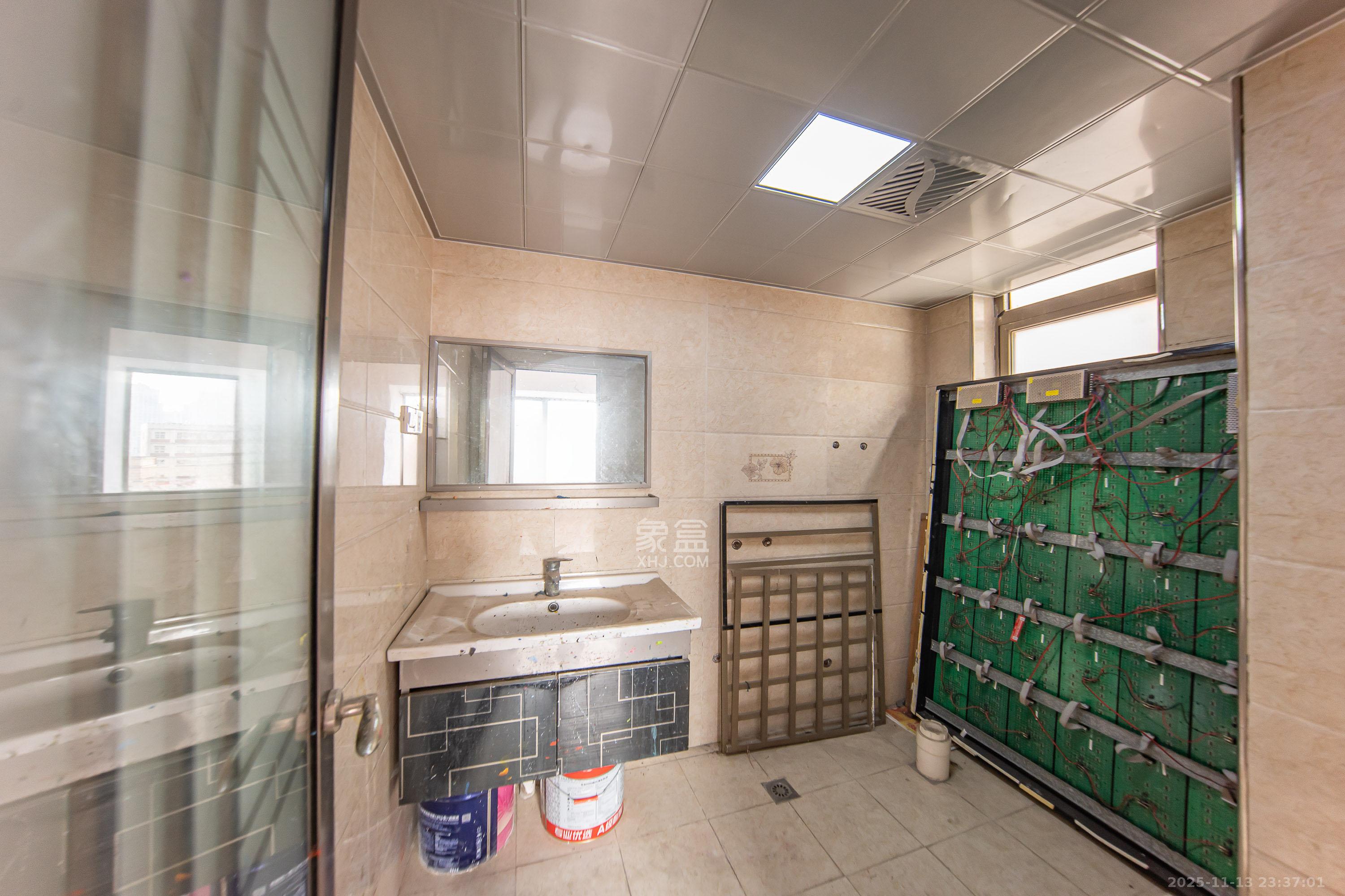 米兰春天 4室2厅2卫 75.8万 米兰春天 4室2厅2卫 75.8万卫生间