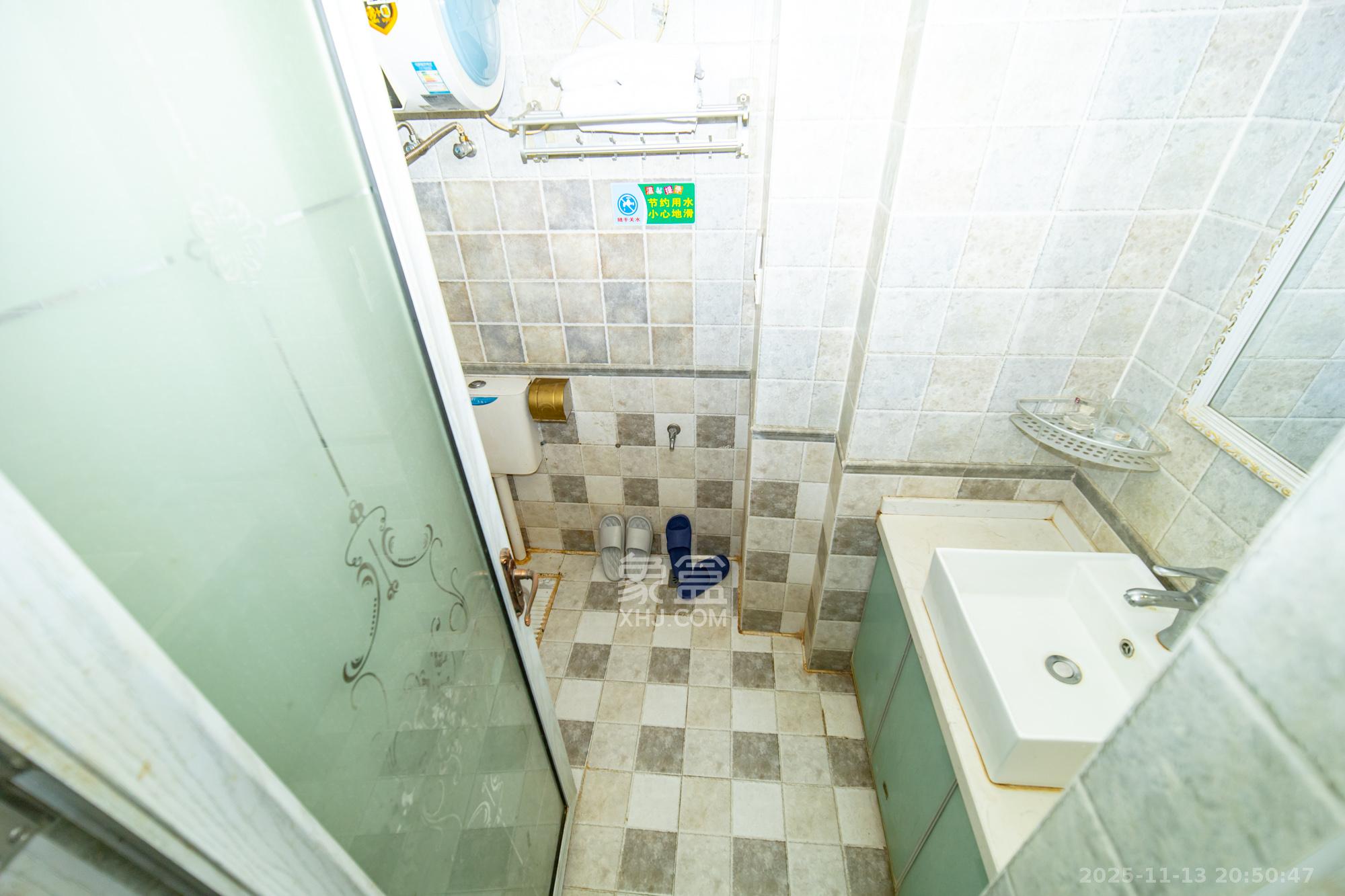 华润五彩城  1室1厅1卫    17.8万卫生间