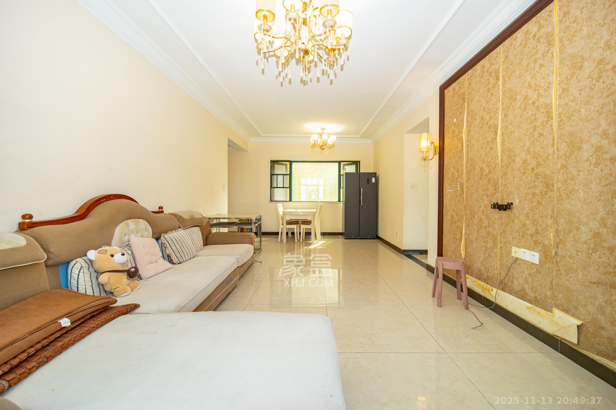 恒大翡翠华庭  3室2厅2卫    87.0万客厅