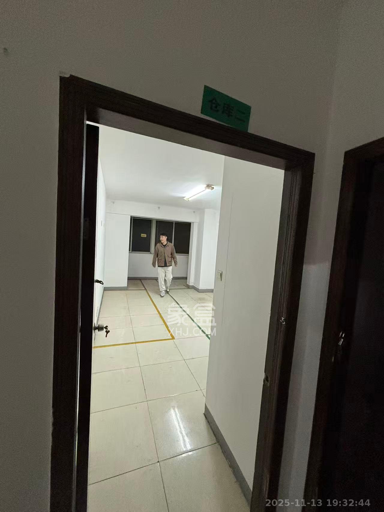 城开大厦  4室2厅2卫    3000.0元/月室内图