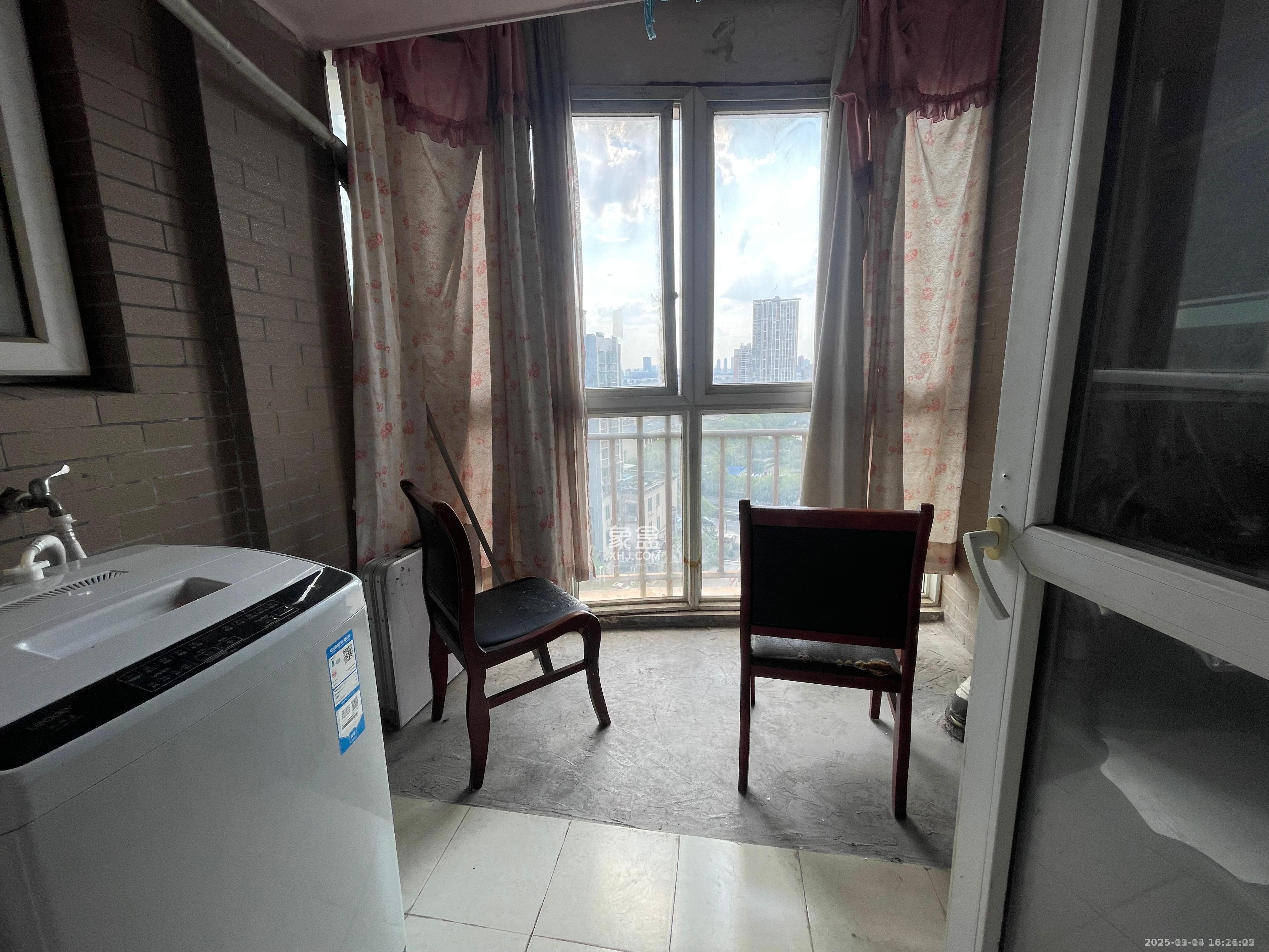 未来现代城  1室2厅1卫    1350.0元/月室内图