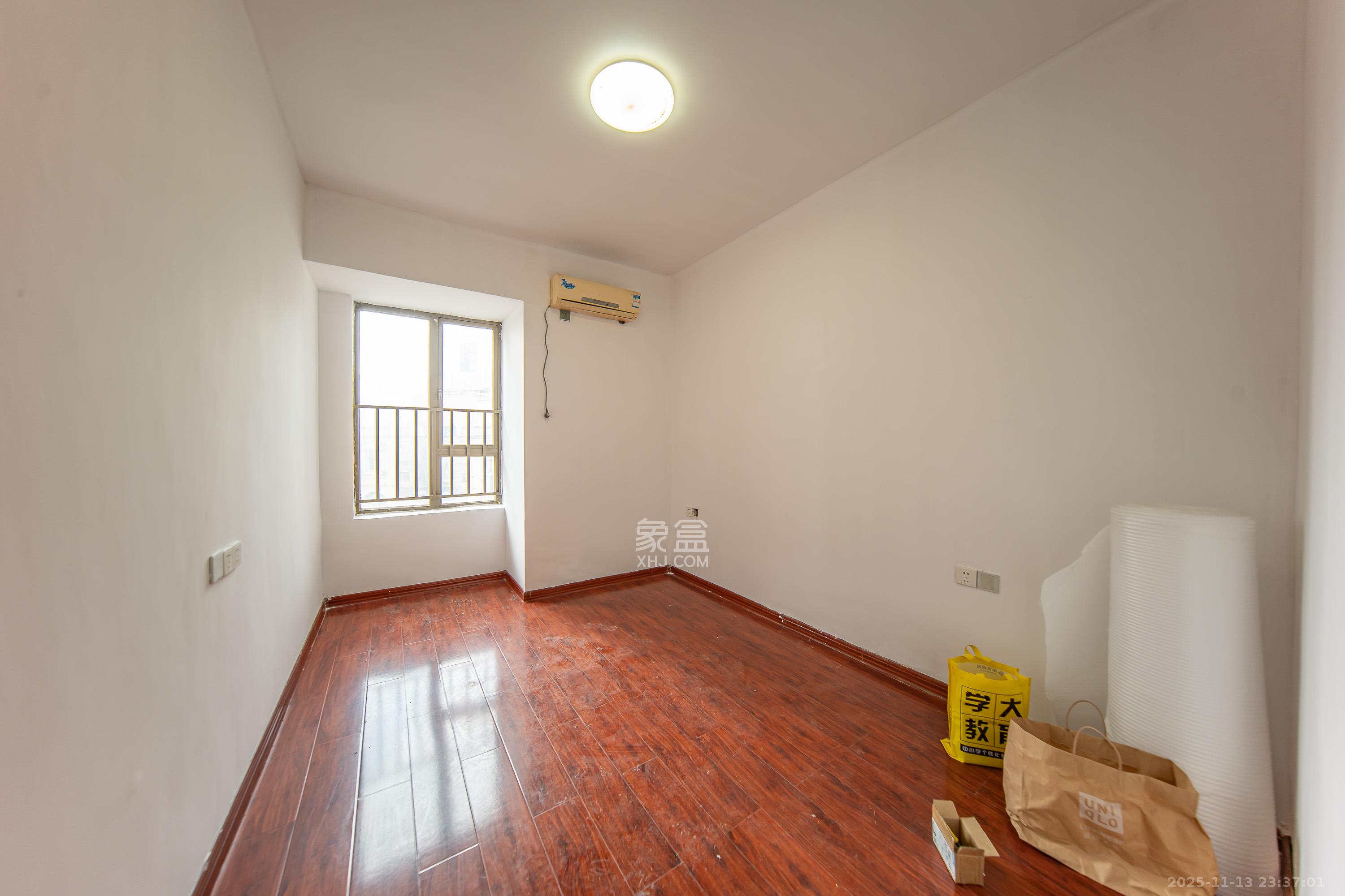 米兰春天  4室2厅2卫    75.8万卧室