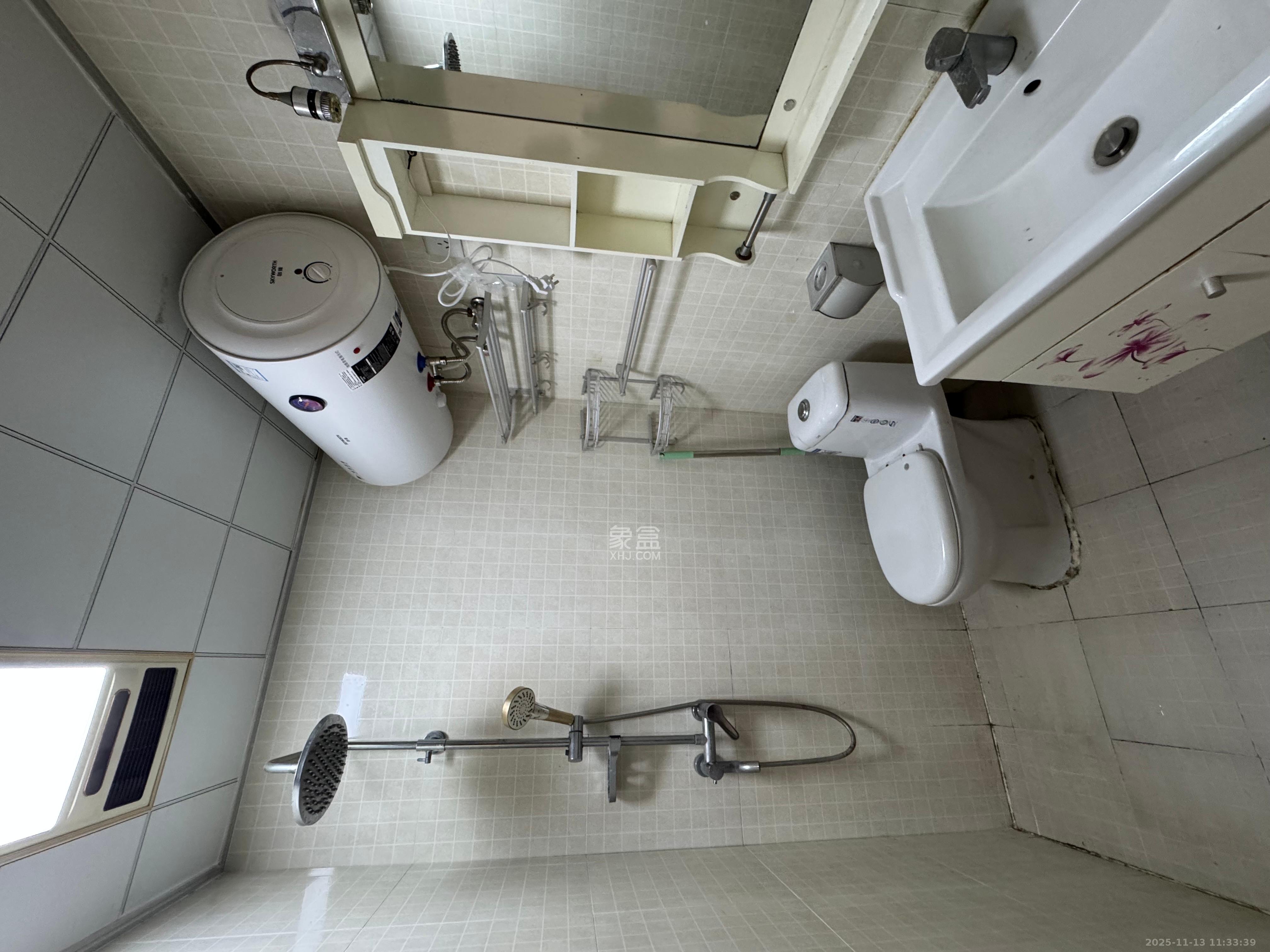 观园国际公寓  1室1厅1卫    1800.0元/月室内图