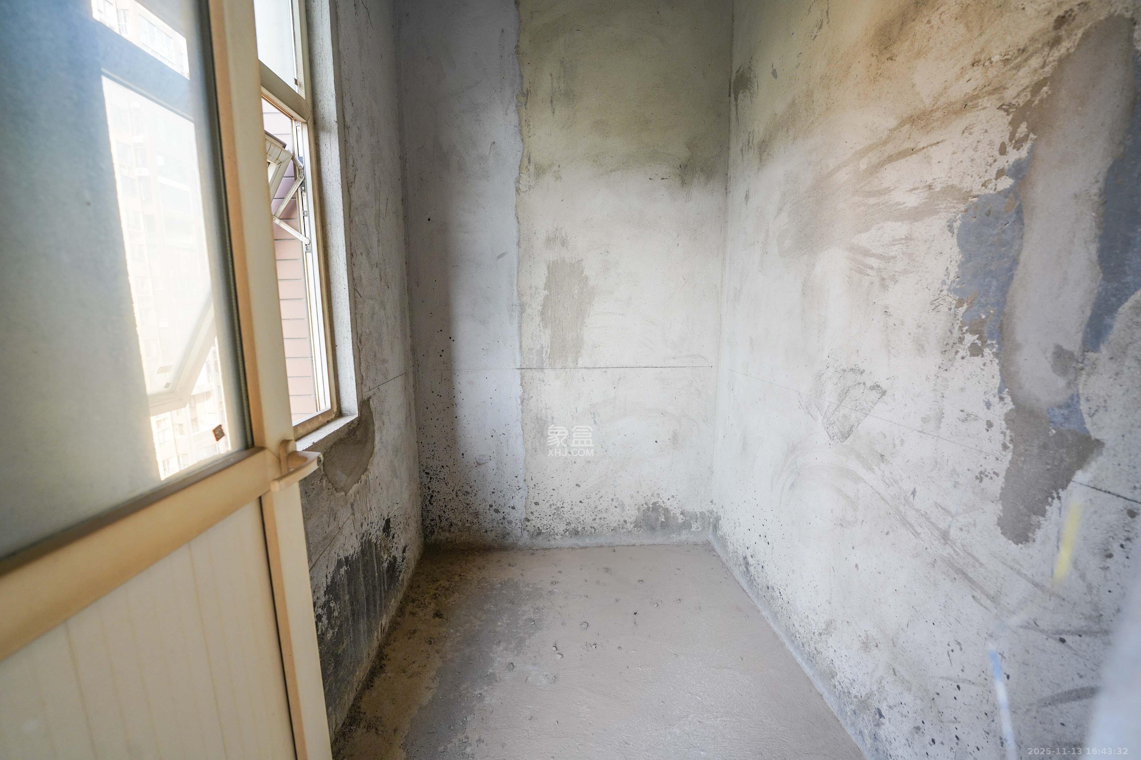 汇金城/嘉华城一期  5室2厅2卫    158.0万阳台