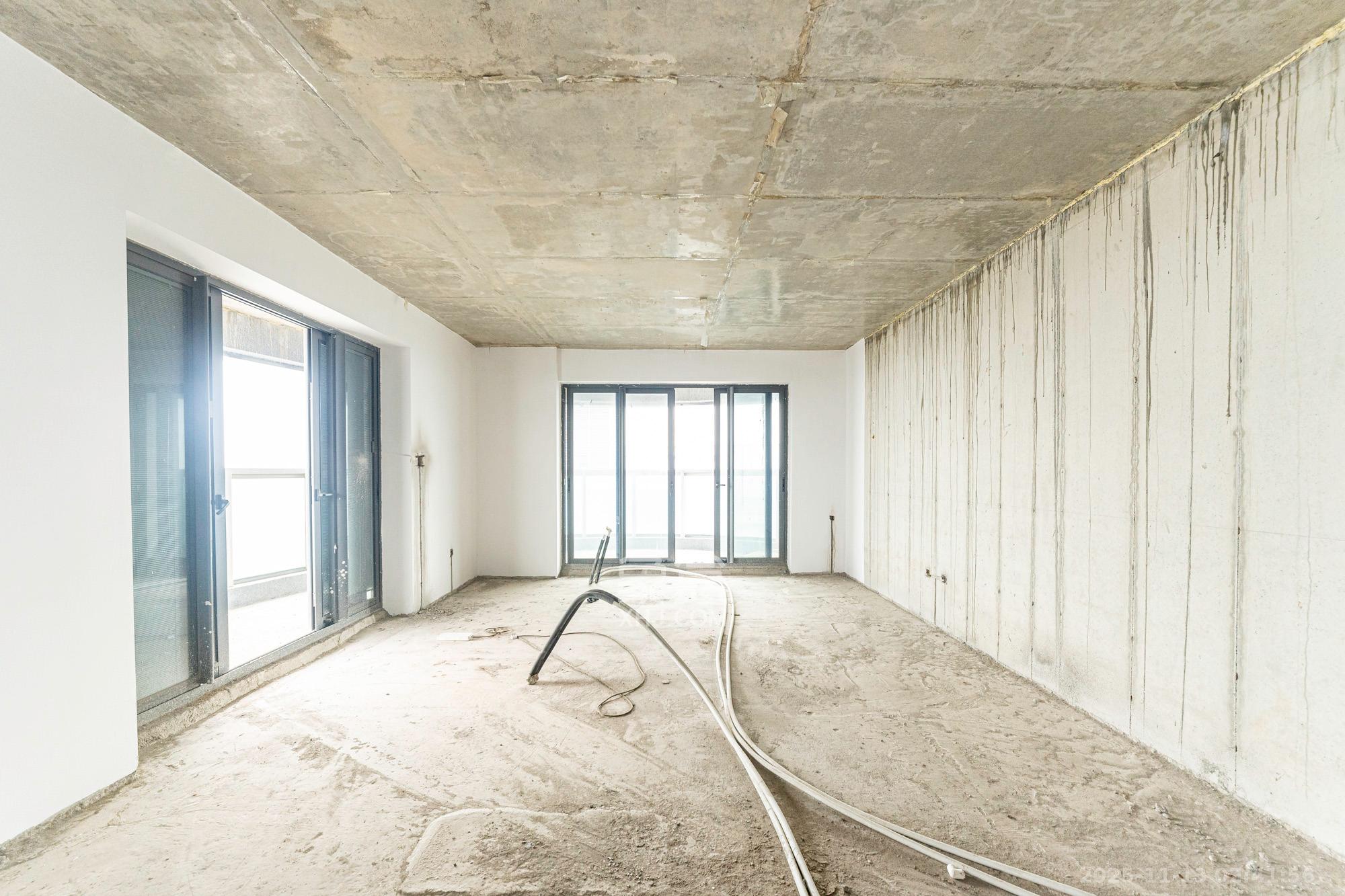 绿地V岛  7室2厅4卫    1280.0万