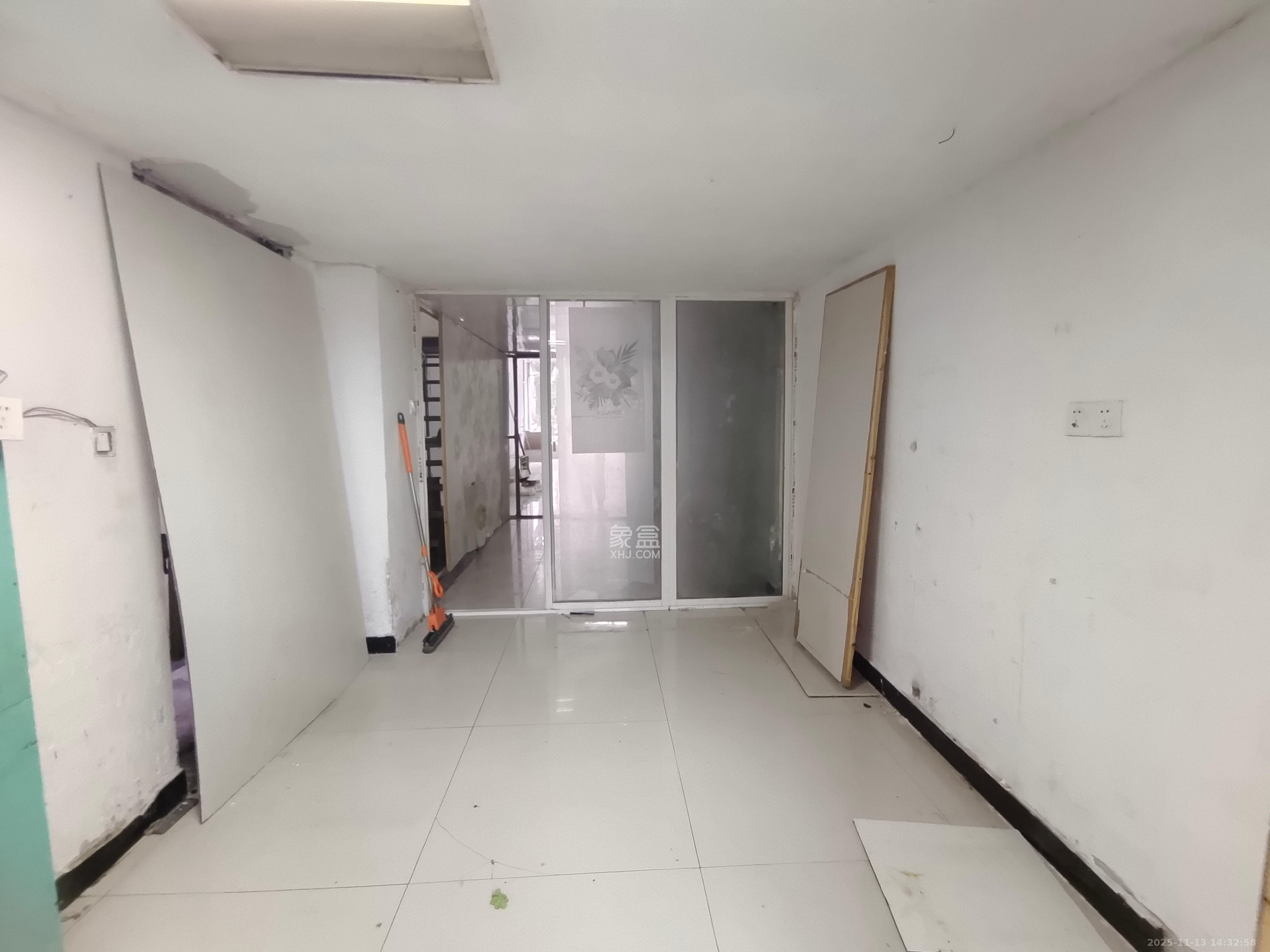 阳光100三期   88.57㎡      3500.0元/月室内图