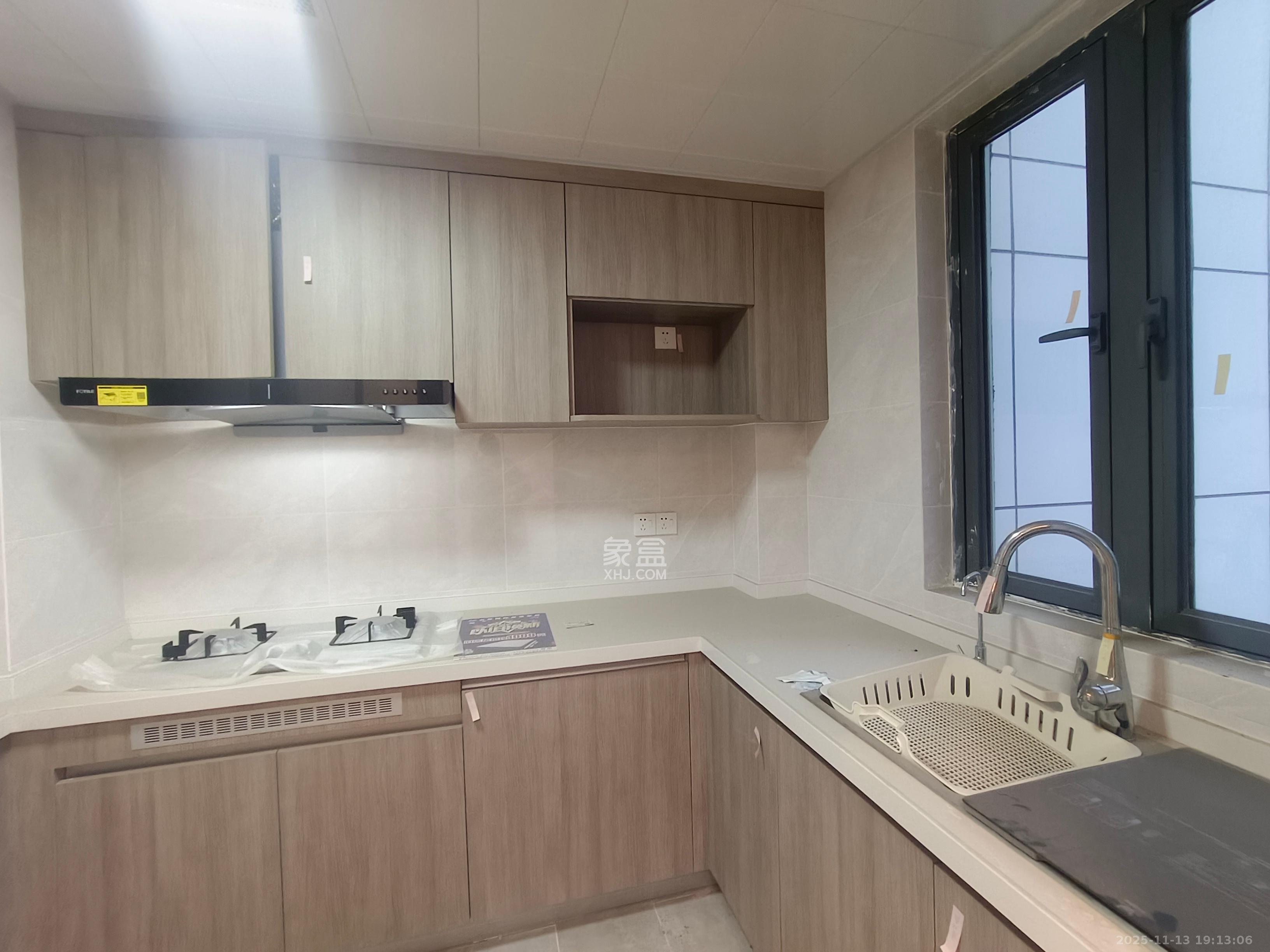 清控湖山雅居南区  3室2厅2卫    2700.0元/月