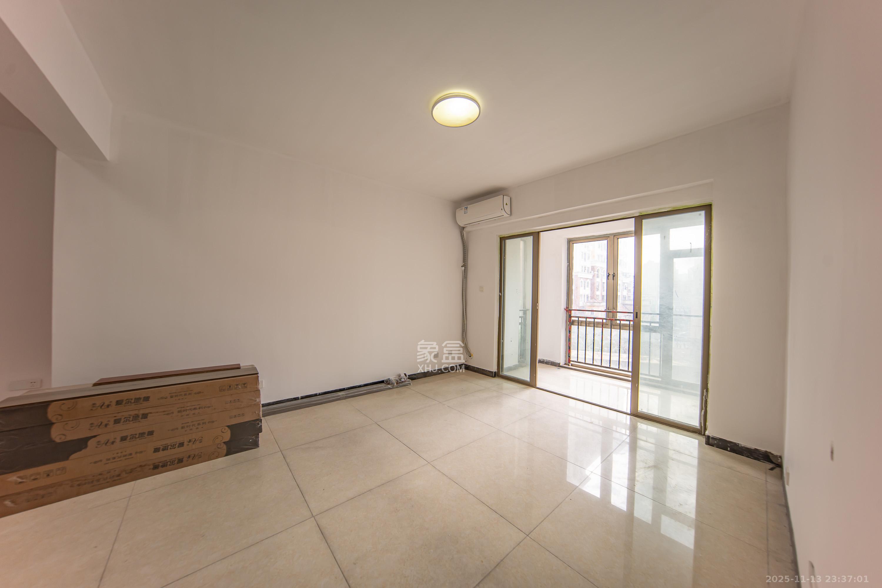 米兰春天 4室2厅2卫 75.8万 米兰春天 4室2厅2卫 75.8万客厅