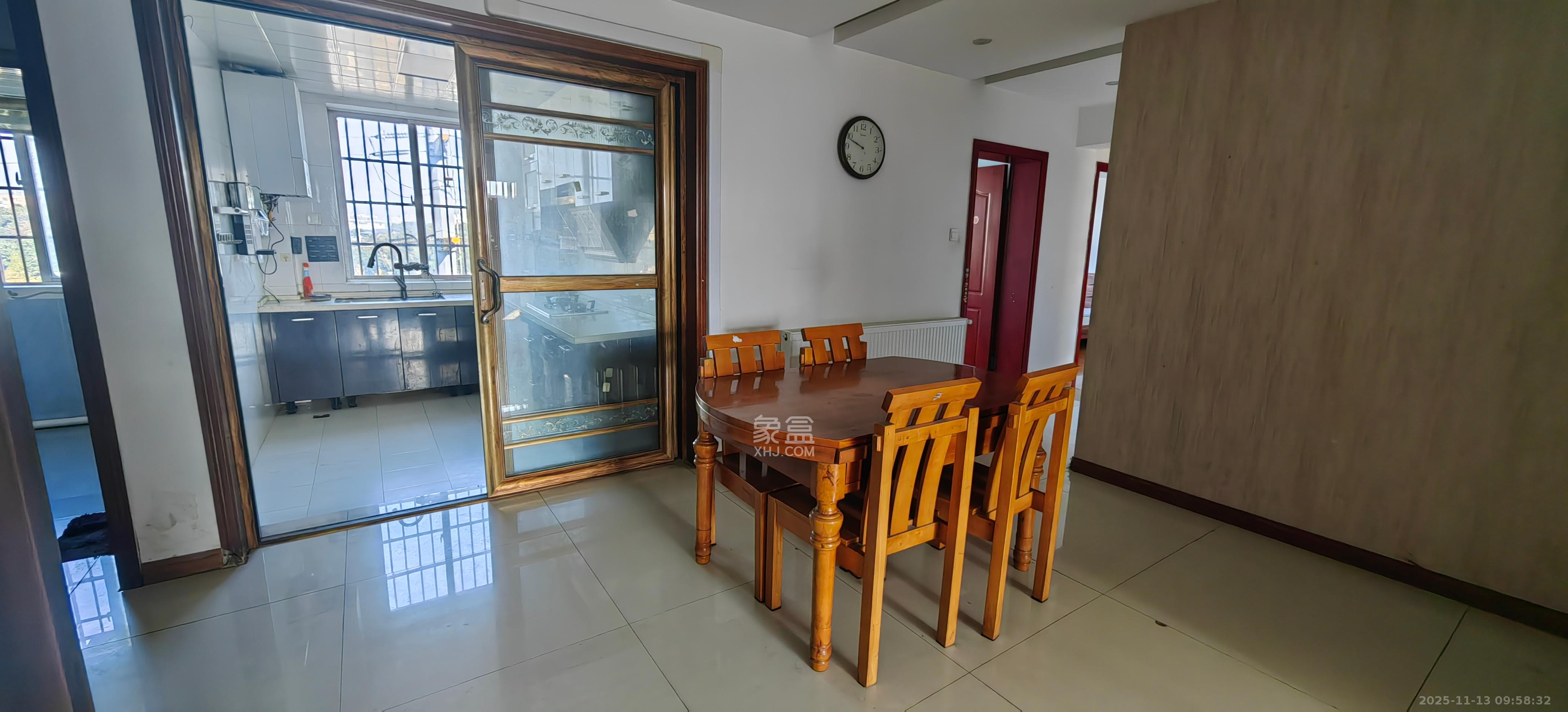 麓谷雅园  4室2厅2卫    2500.0元/月室内图